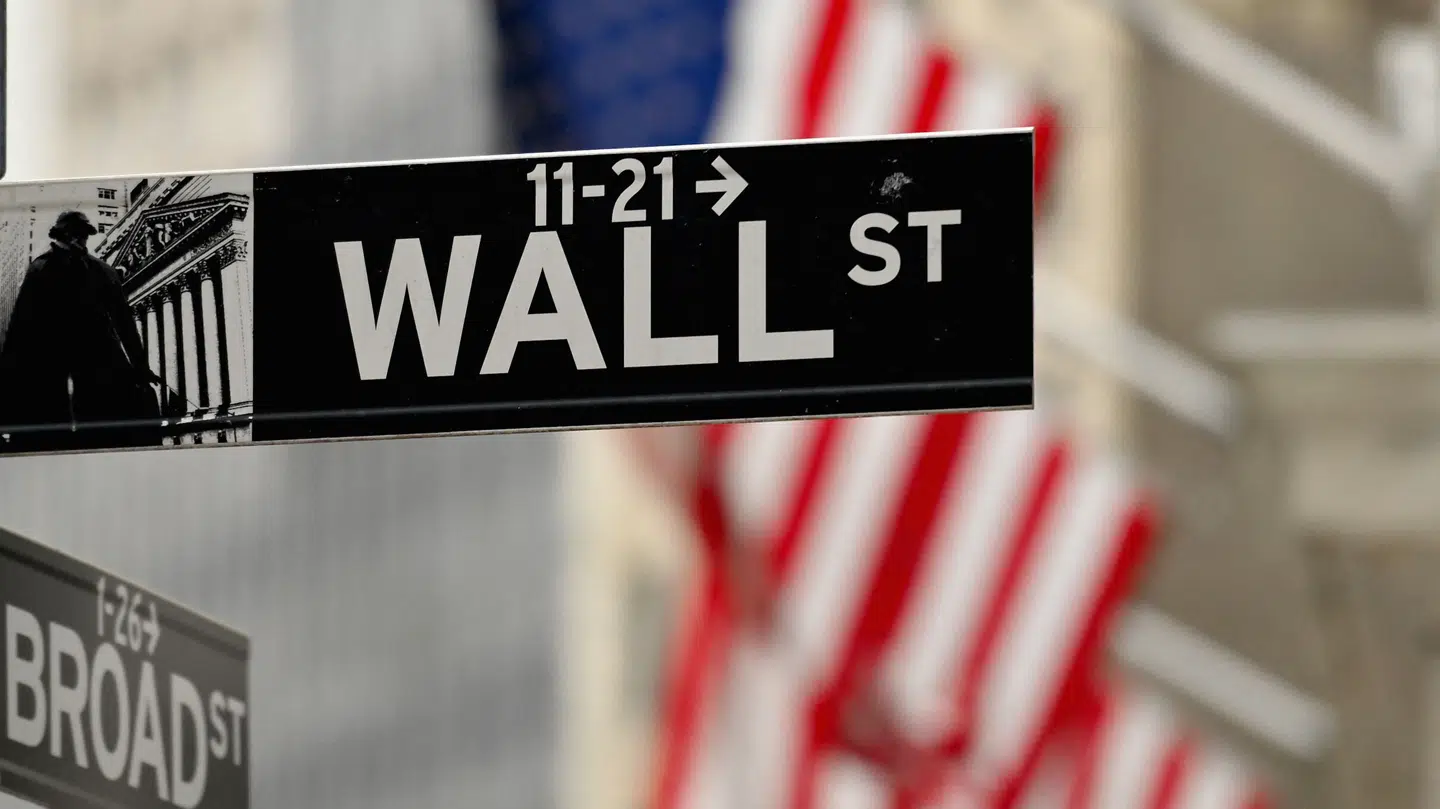 På Wall Street i New York har de mystiske handler kort inden Trumps udmelding mandag morgen vakt opsigt.