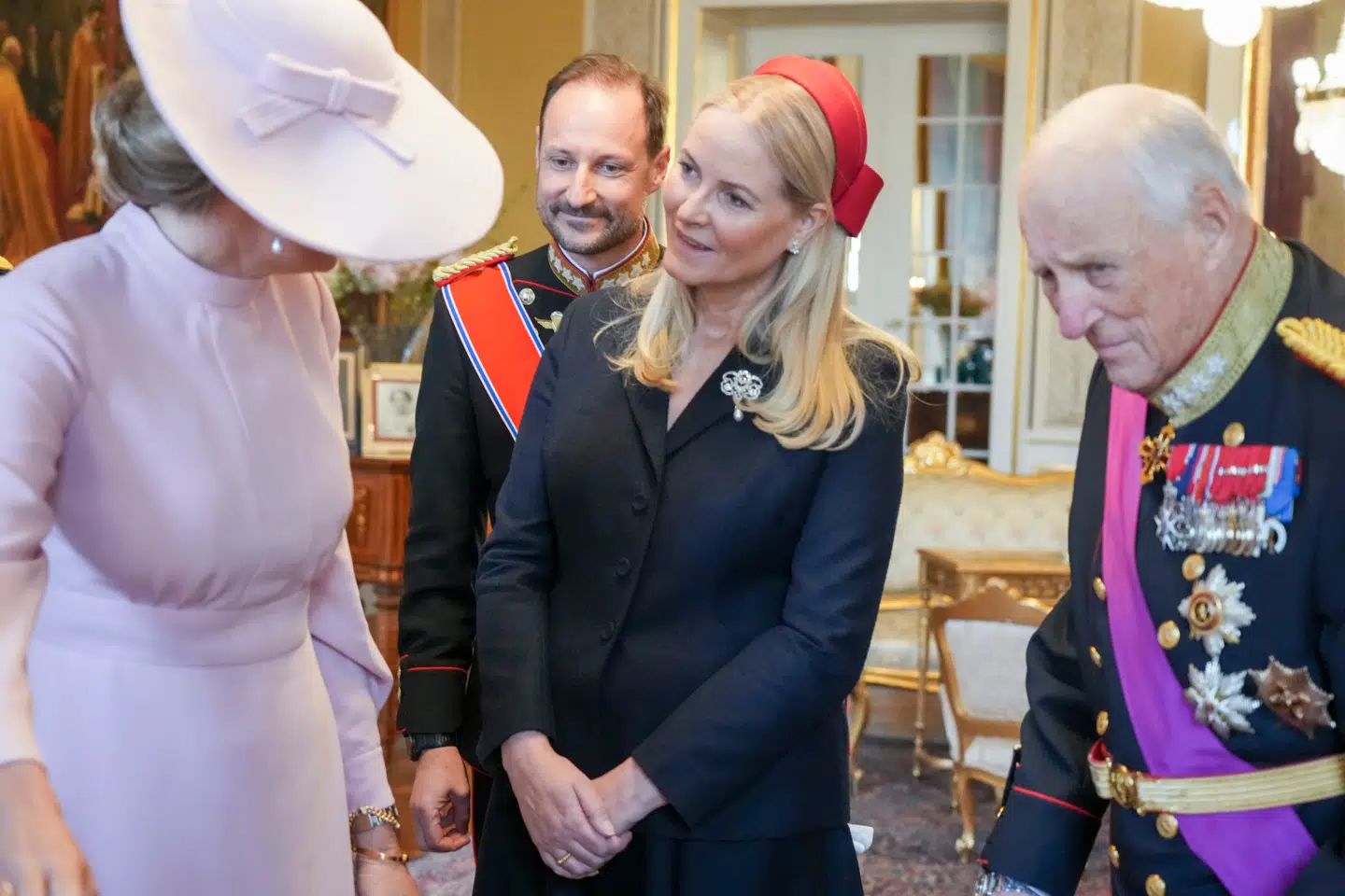 I slutningen af marts var kronprinsesse Mette-Marit på sin første officielle opgave siden januar, hvor hun pludselig deltog i statsbesøget, da hun var med til at tage imod de belgiske kong Philippe og dronning Mathilde på Slottet i Oslo. Her bar hun ikke iltslange.