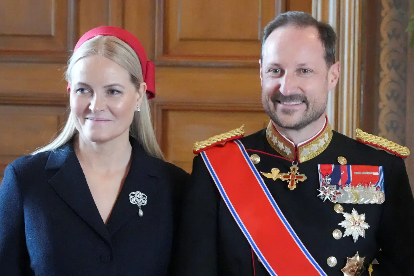 Kronprins Haakon har et fast greb om kronprinsesse Mette-Marit på flere af de nye billeder fra hendes første kongelige opgave, siden skandalerne væltede frem.