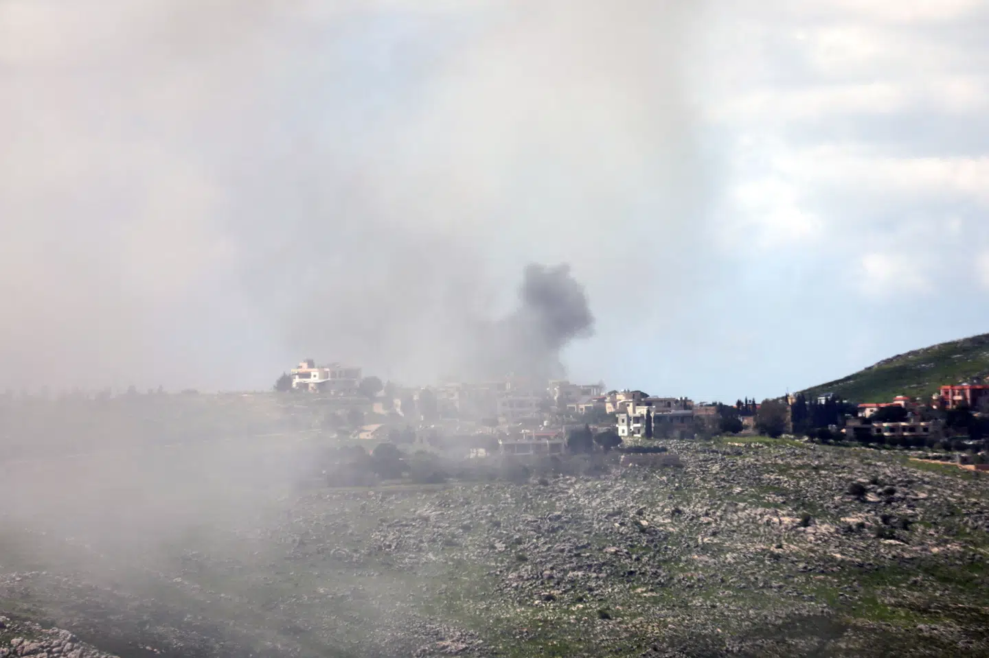 Røg stiger op efter et israelsk angreb i det sydlige Libanon tirsdag.