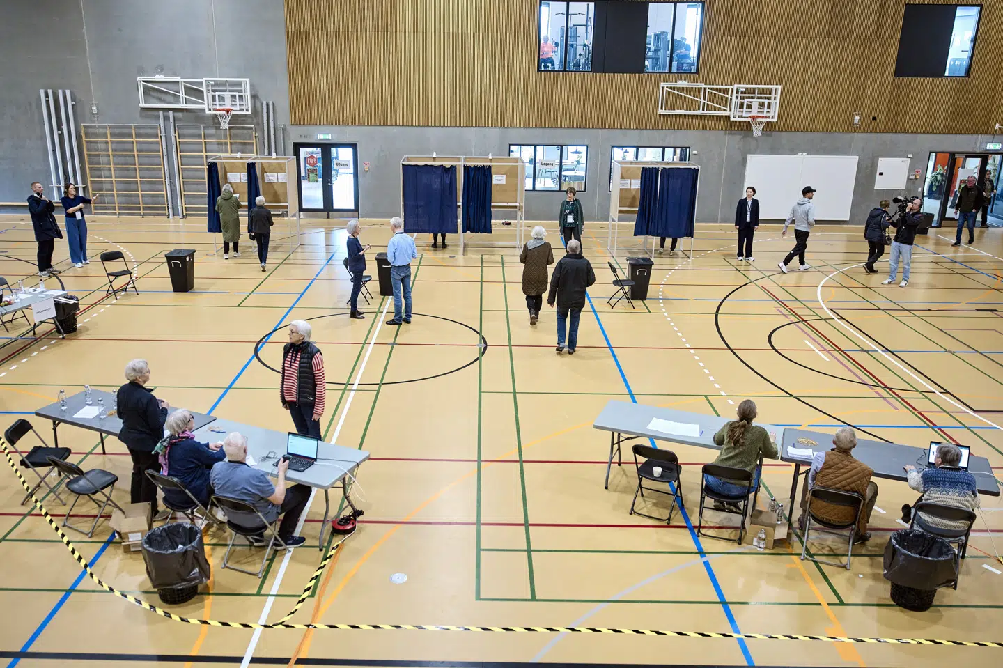 Her midt på dagen er aktiviteten behersket på valgstedet Næshøjhallen i Harlev nær Aarhus.