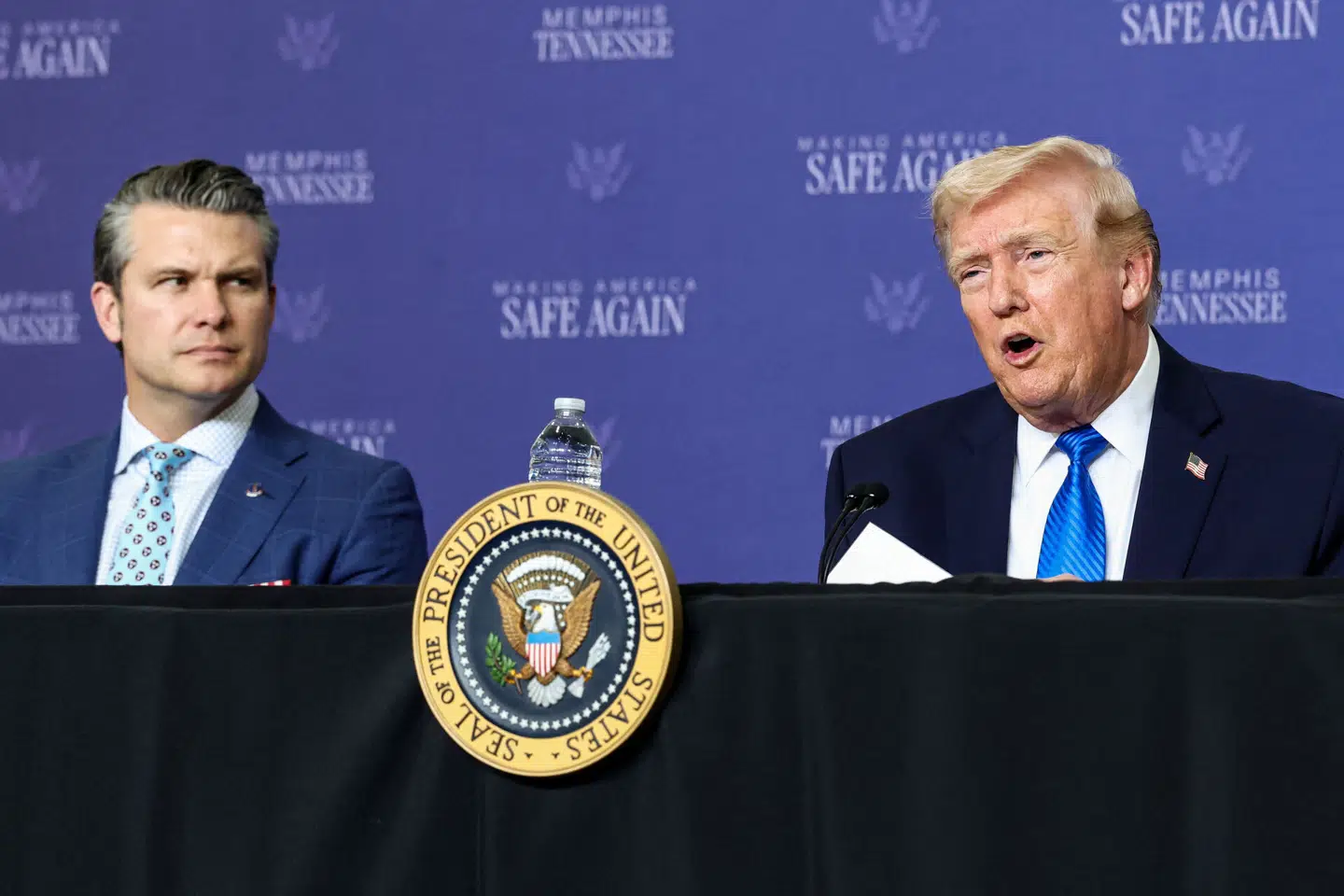 USAs præsident Donald Trump og »krigsminister« Pete Hegseth ved mødet i Memphis, Tennessee.