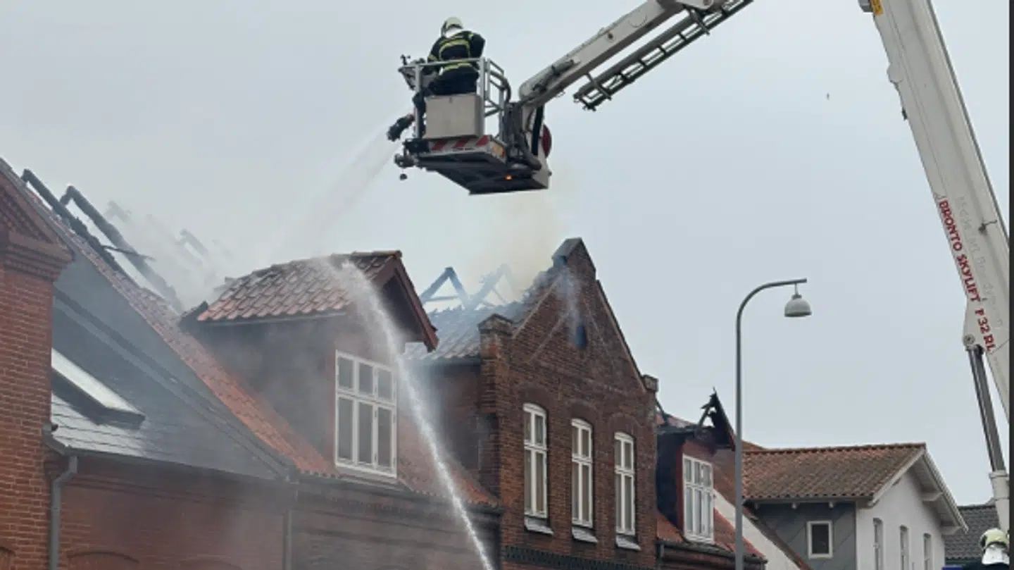 Slukningsarbejdet står på i øjeblikket.