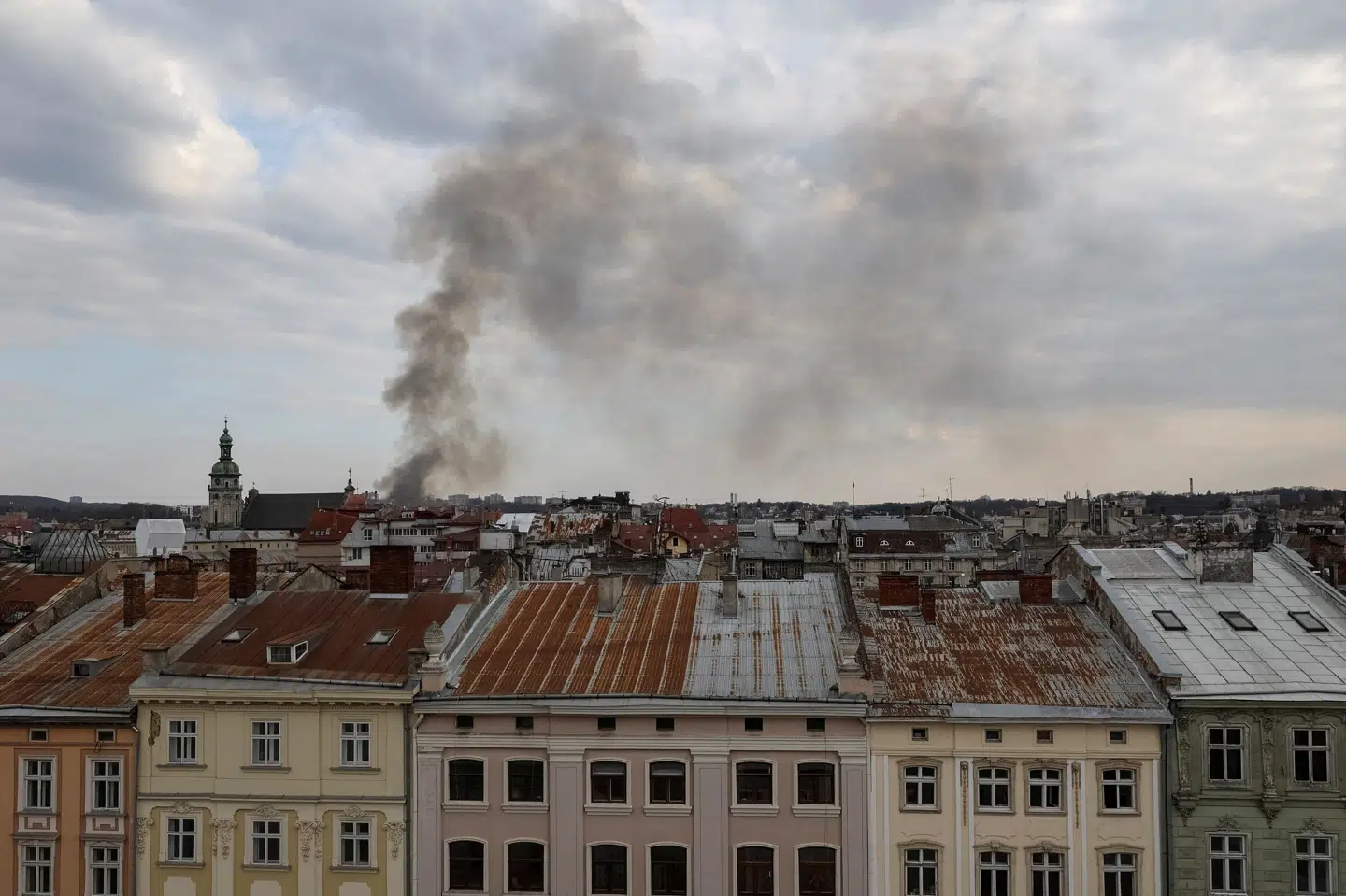 Et angreb i storbyen Lviv ved højlys dag har dræbt mindst tre personer og såret 30 andre.