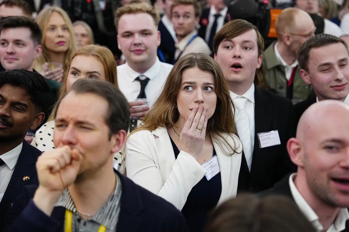 Deltagere ved Socialdemokratiets valgfest ser de første valgstedsmålinger fra DR og TV 2.