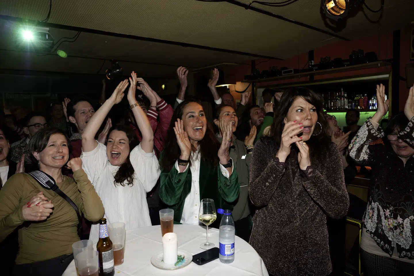 De første valgstedsmålinger skaber glæde hos Alternativet, der står til at komme over spærregrænsen.