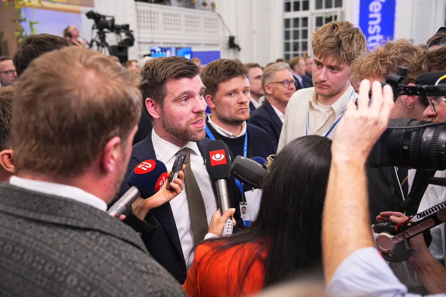 Venstre holder valgfest i Landstingssalen på Christiansborg, hvor Morten Dahlin siger stemningen er god tidligt på aftenen.
