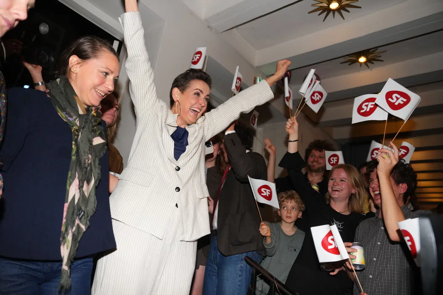 Socialistisk Folkeparti holder valgfest på Johan Borups Højskole i København.