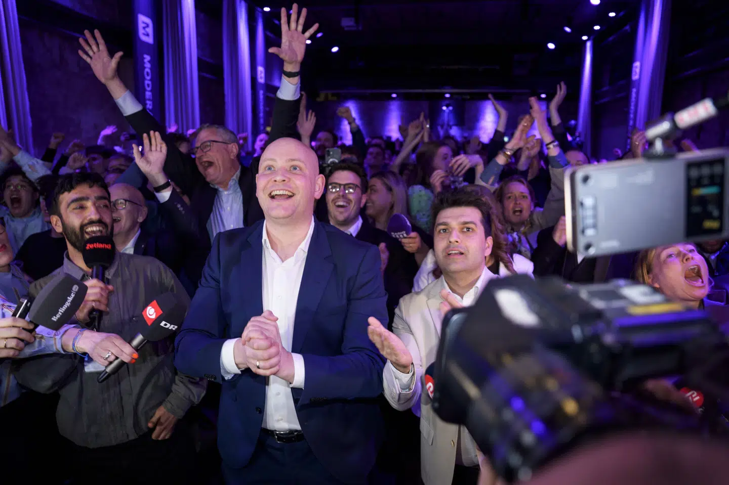 Der var glæde at spore hos Moderaterne, da valgstedsmålingerne landede tidligere på aftenen tirsdag. Kulturminister Jakob Engel-Schmidt stod forrest og jublede, da resultaterne tikkede ind. Selv om der er tale om en lille tilbagegang for partiet, viser prognoserne, at Moderaterne står til de afgørende mandater.