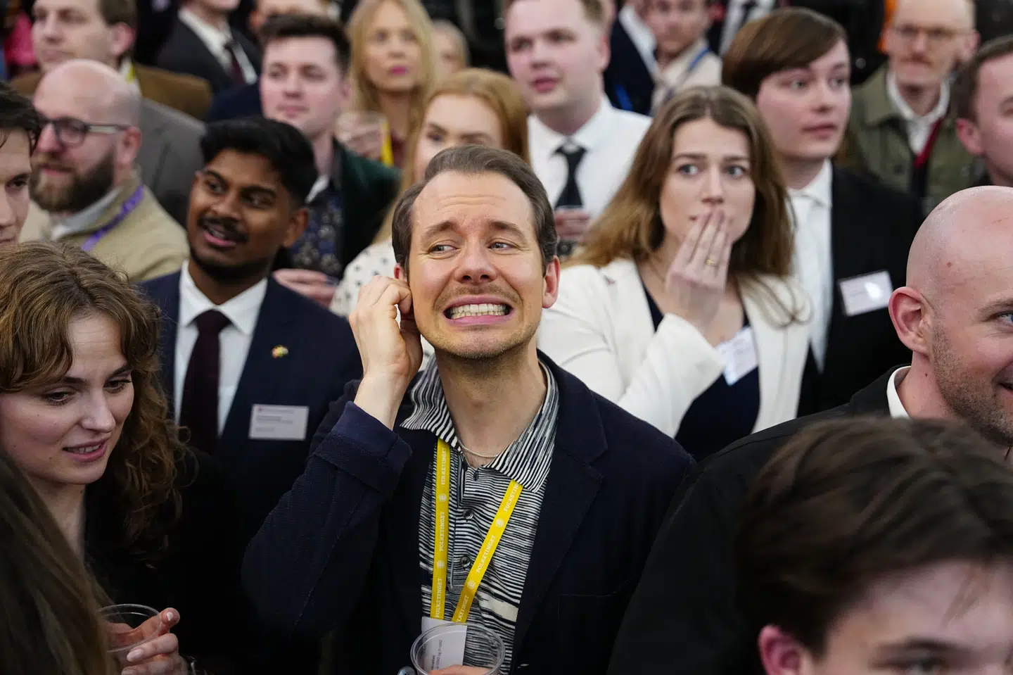 Deltagere ved Socialdemokratiets valgfest reagerer på første målinger.