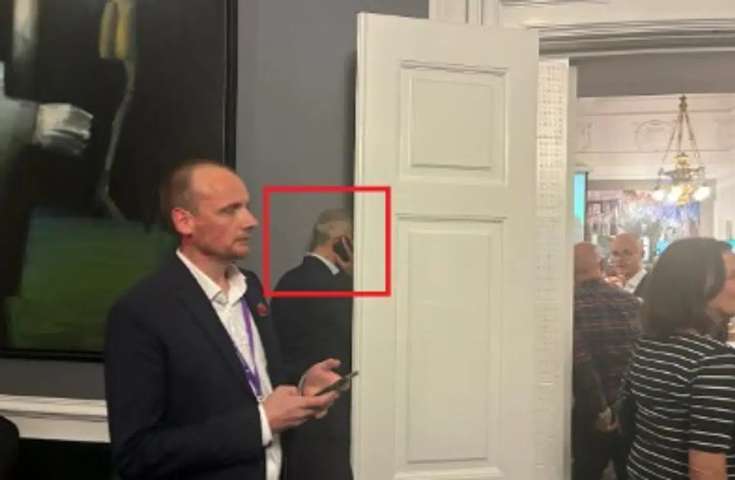 Børne- og undervisningsminister Mattias Tesfaye har gang i en privat samtale, lader det til.