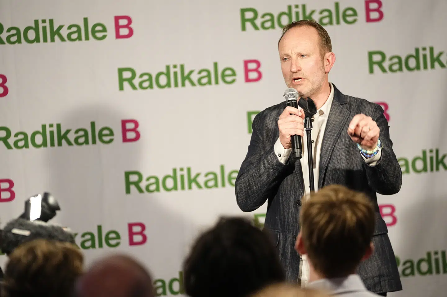 De Radikale står til 5,8 procent af stemmerne og ti mandater i både TV 2 og DR's prognose. Det vil være en fremgang på tre mandater sammenlignet med folketingsvalget i 2022.