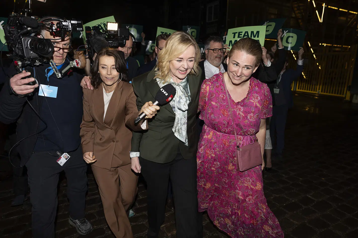 Mona Juul ankommer og modtages af Mette Abildgaard ved valgfesten efter folketingsvalget.