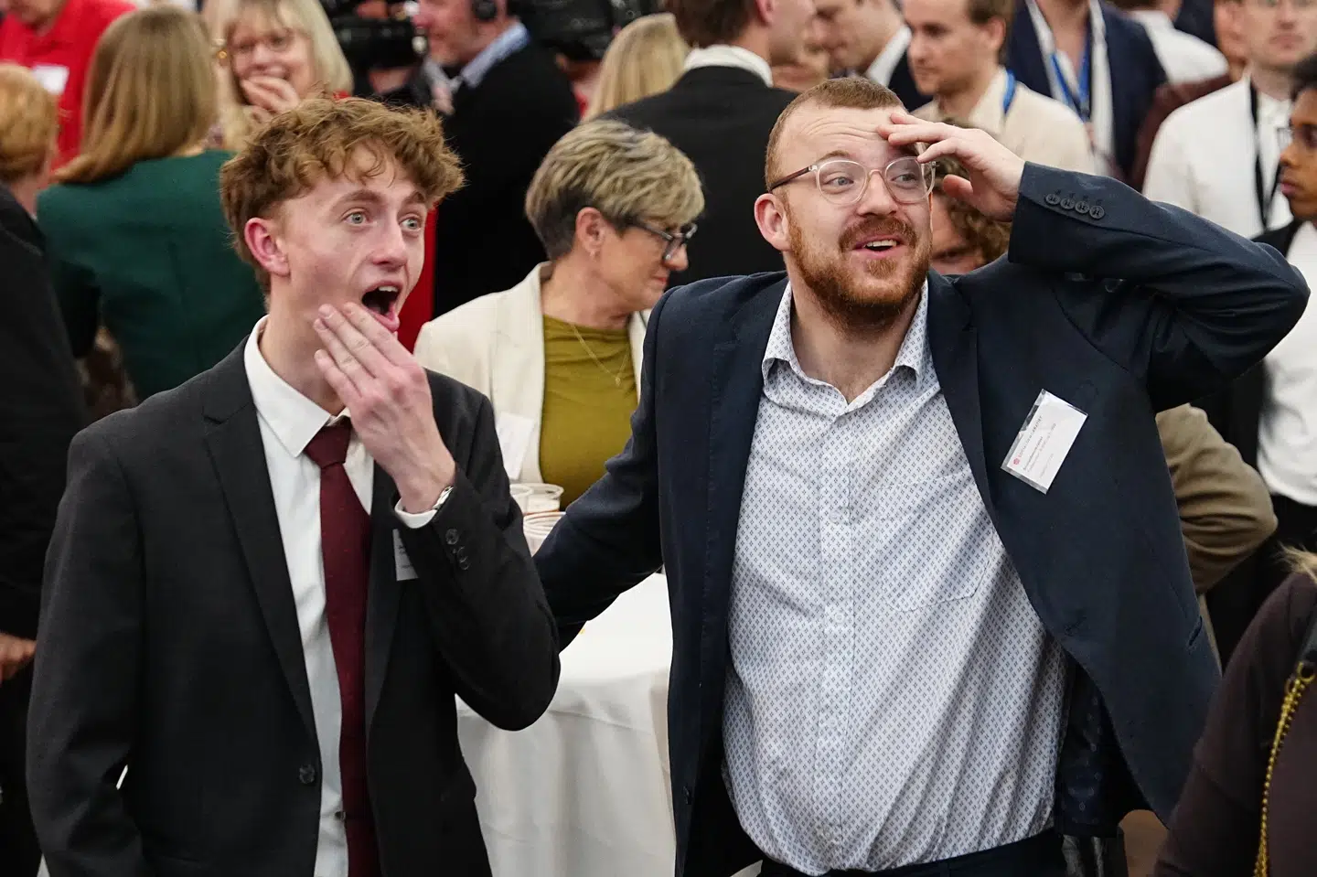 Deltagere ved Socialdemokratiets valgfest reagerer på valgresultater tirsdag.