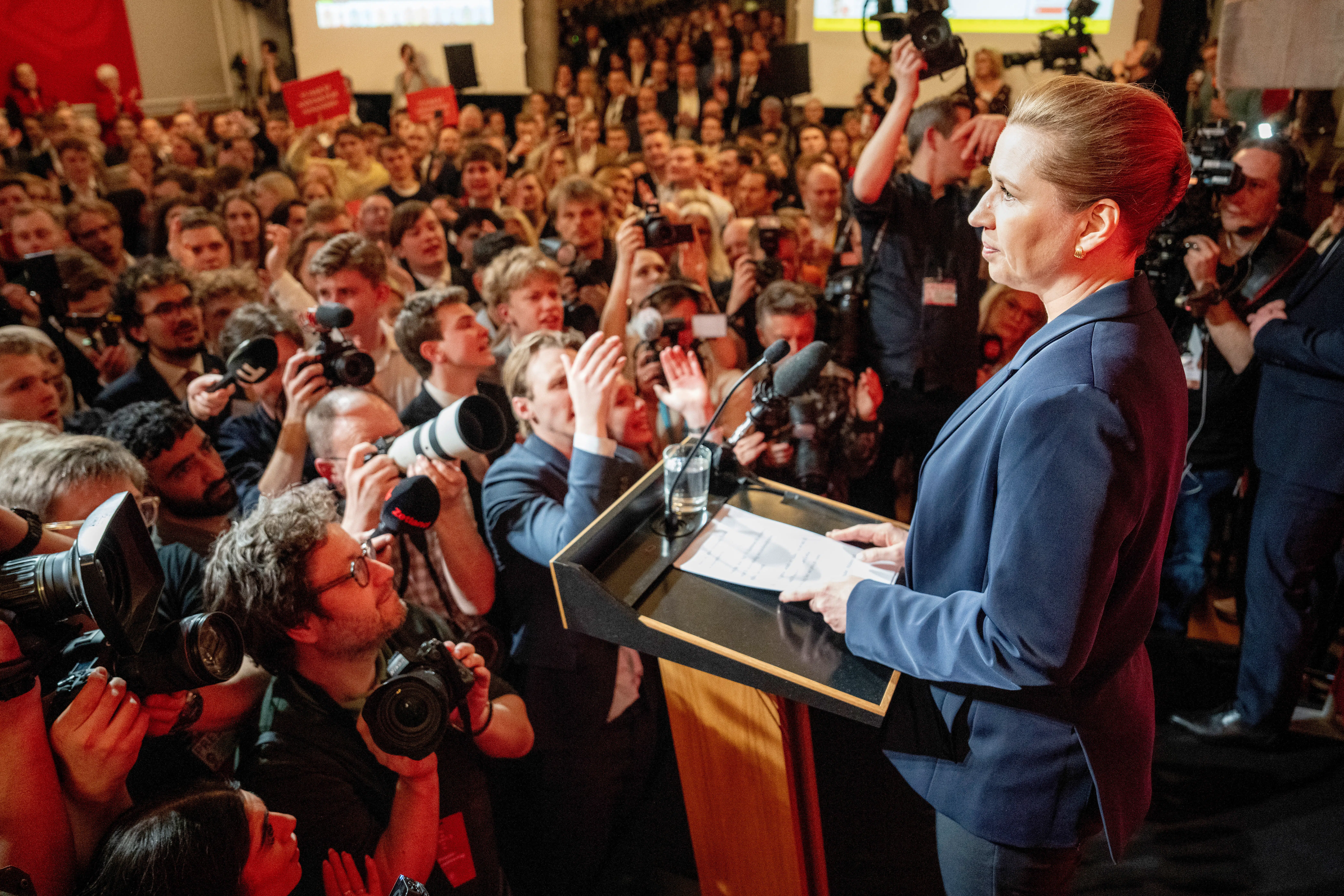 Vejen til at fastholde magten ser »bøvlet« ud for Mette Frederiksen. I krogene hviskes der om en risiko for flere måneders kaos