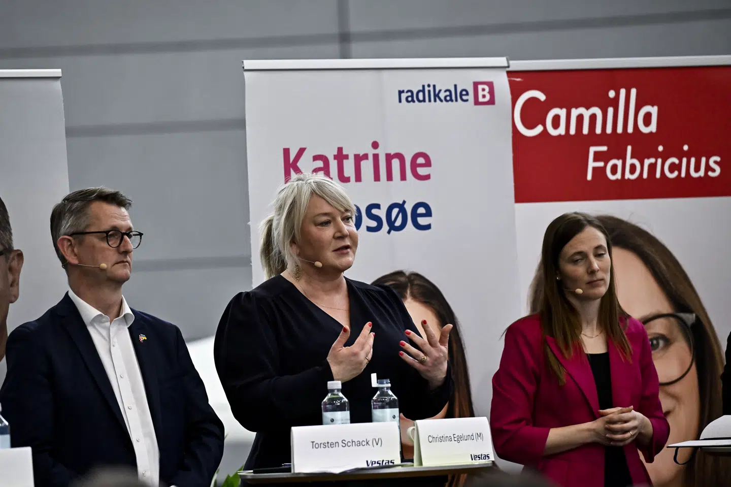 Venstres minister for samfundssikkerhed og beredskab Torsten Schack Pedersen (til venstre) bliver måske ikke genvalgt, og måske bliver Moderaternes uddannelses- og forskningsminister Christina Egelund (i midten) også vraget af vælgerne i forhold til en plads i Folketinget. (Arkivfoto).