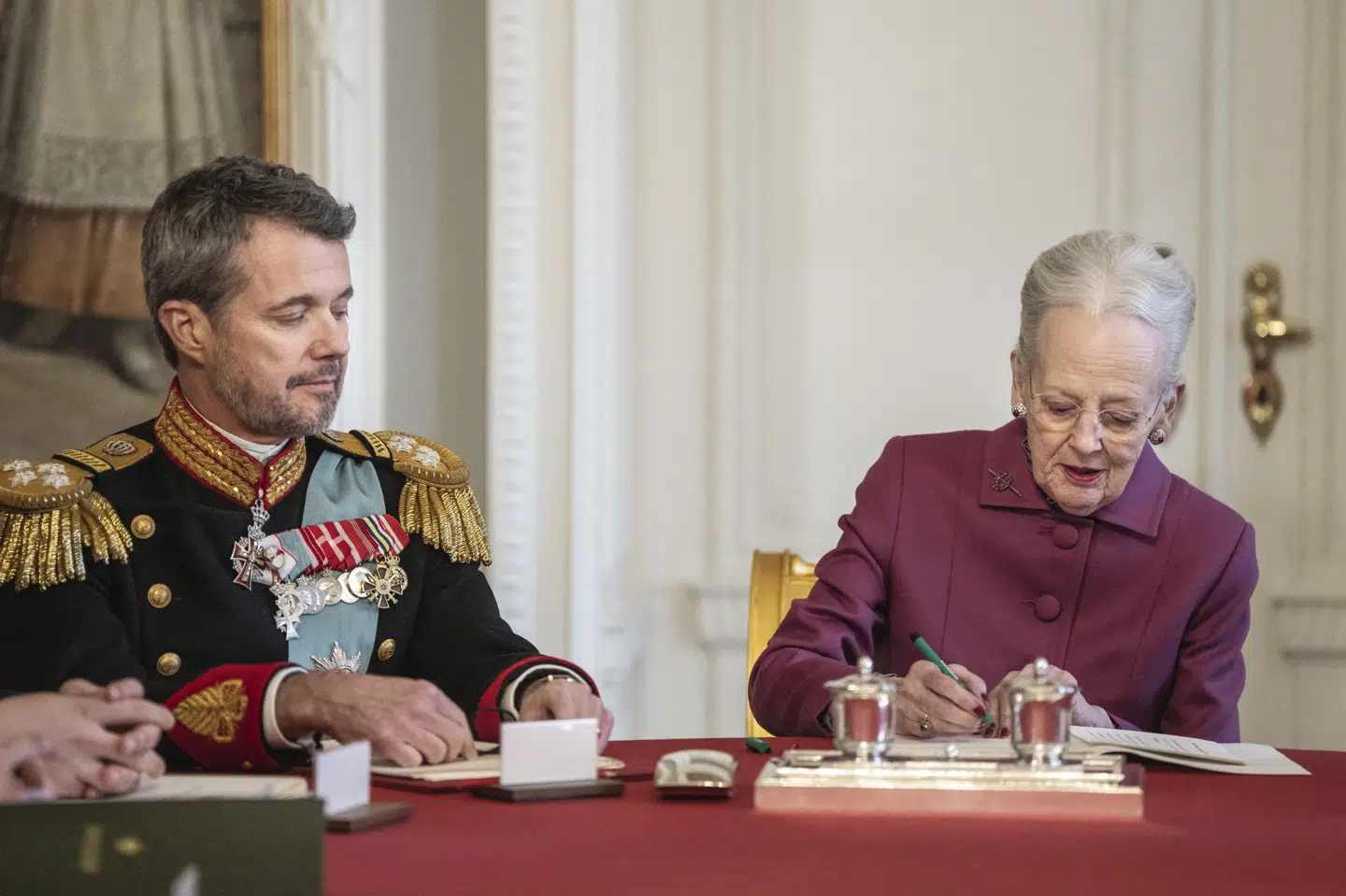 Det var i et statsråd 14. januar 2024, at dronningen abdicerede. Efter folketingsvalget tirsdag skal kong Frederik afholde sin første kongerunde. Det er normalt dagen efter valget, typisk om formiddagen, at partilederne indfinder sig på Amalienborg. (Arkivfoto).