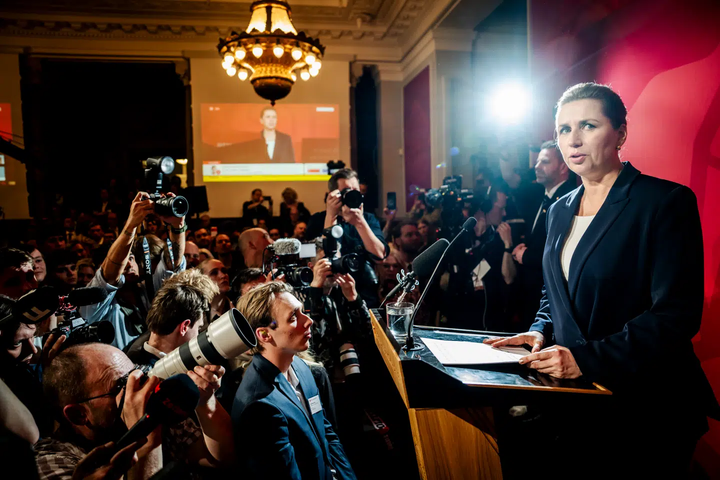 Formand for Socialdemokratiet, Mette Frederiksen, ses her tale under partiets valgfest i Fællessalen.