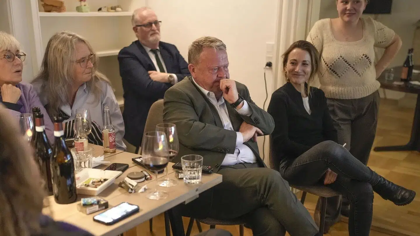 Her ses Lars Løkke Rasmussen med tårer i øjnene omgivet af familie, venner og rådgivere tirsdag aften, efter valgresultatet stod klart.