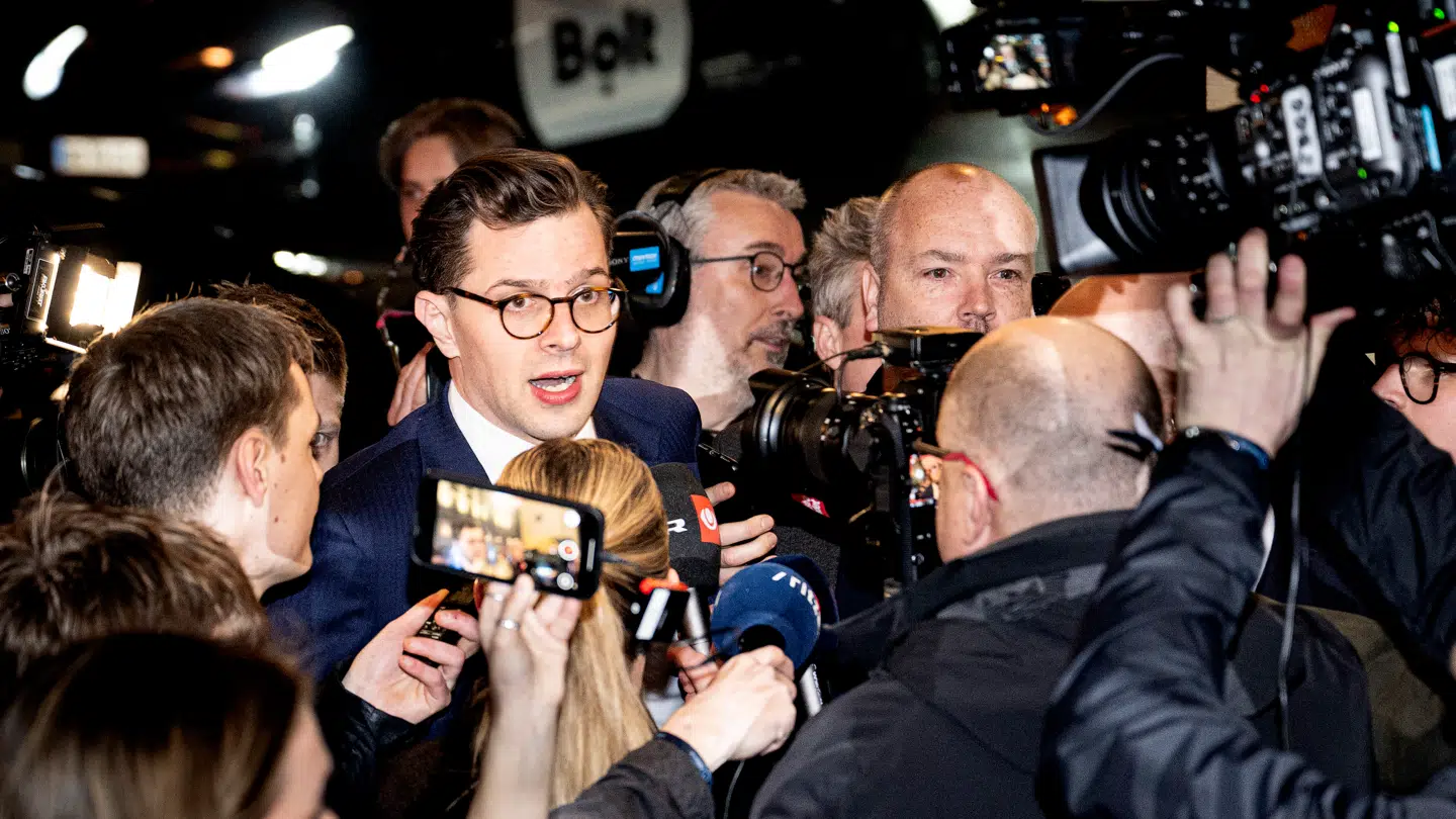 Alex Vanopslagh fotograferet ved sin ankomst til Liberal Alliances valgfest sent tirsdag aften.