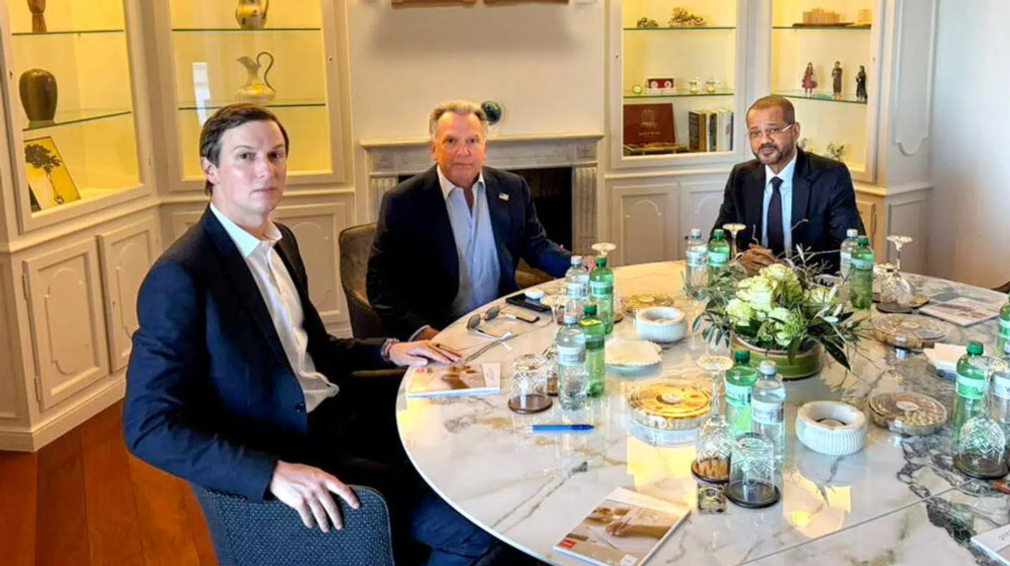 Her forhandler Jared Kushner og Steve Witkoff om en løsning på det iranske atomproblem 26. februar med repræsentant fra Oman – bare et par dage inden bombningerne gik i gang.