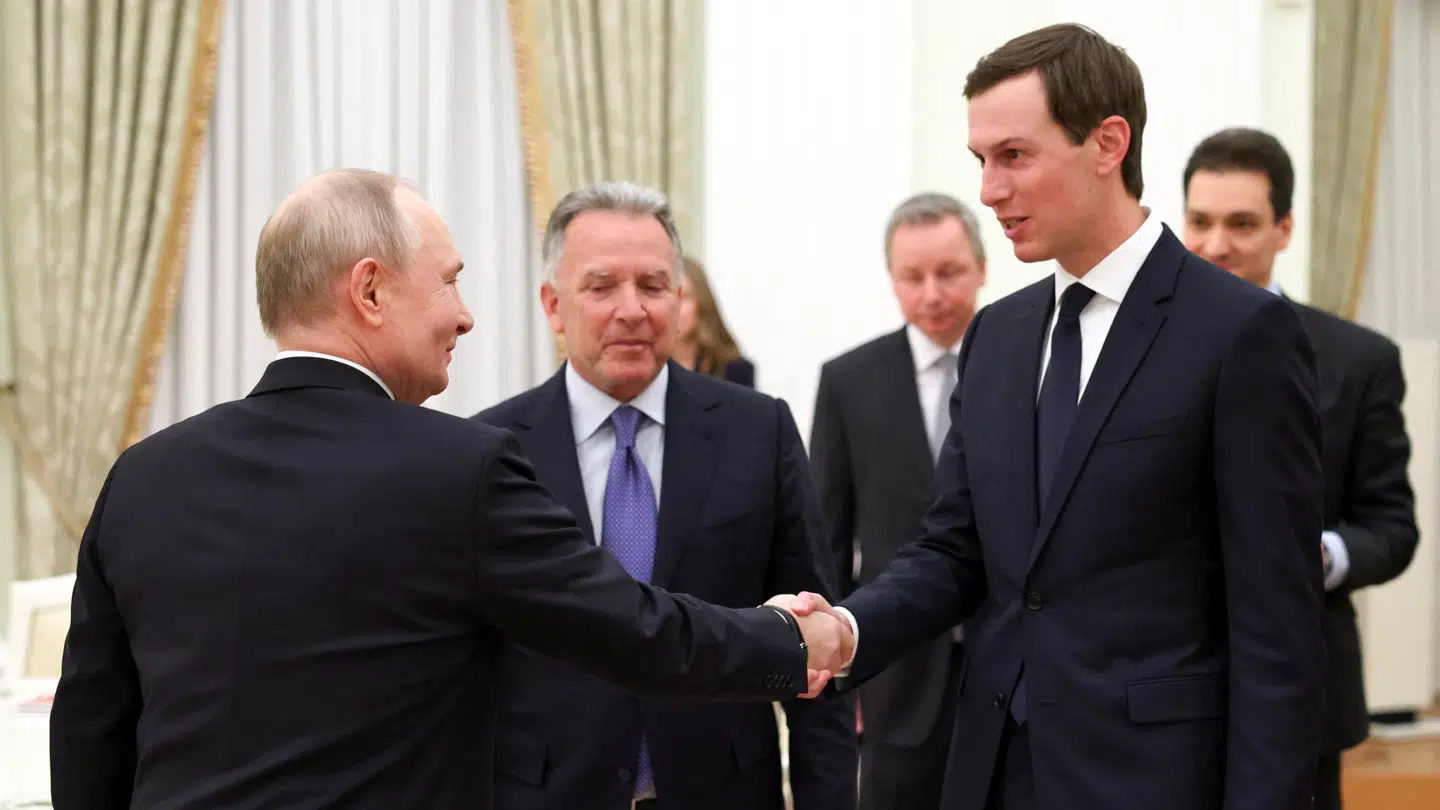 Steve Witkoff og Jared Kushner mødes her med den russiske præsident, Vladimir Putin (tv.) for at finde en løsning på krigen i Ukraine.