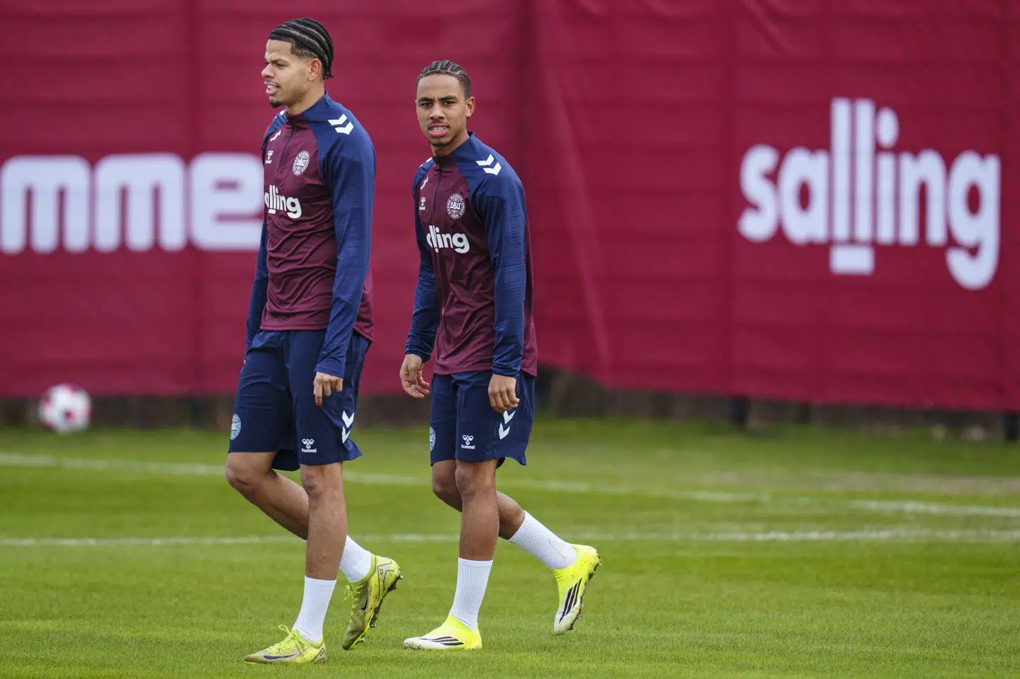 William Osula og Noah Nartey har aldrig spillet en landskamp, men de skal byde ind med lige så meget til landsholdet som de mest erfarne spillere, er budskabet fra Brian Riemer og Pierre-Emile Højbjerg.