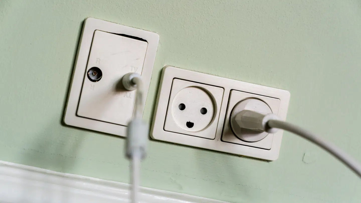 Fra 1. april er det ikke helt så hård for pengepungen at sætte sine stik i kontakterne.