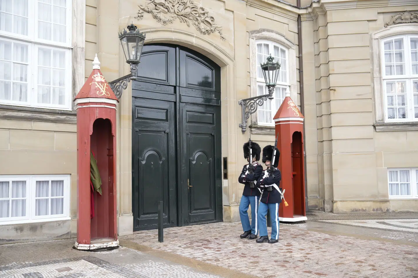 Statsminister Mette Frederiksen (S) skal onsdag formiddag mødes med kong Frederik for at orientere om resultatet af folketingsvalget og den parlamentariske situation. Forventningen er, at hun her indgiver regeringens afskedsbegæring.