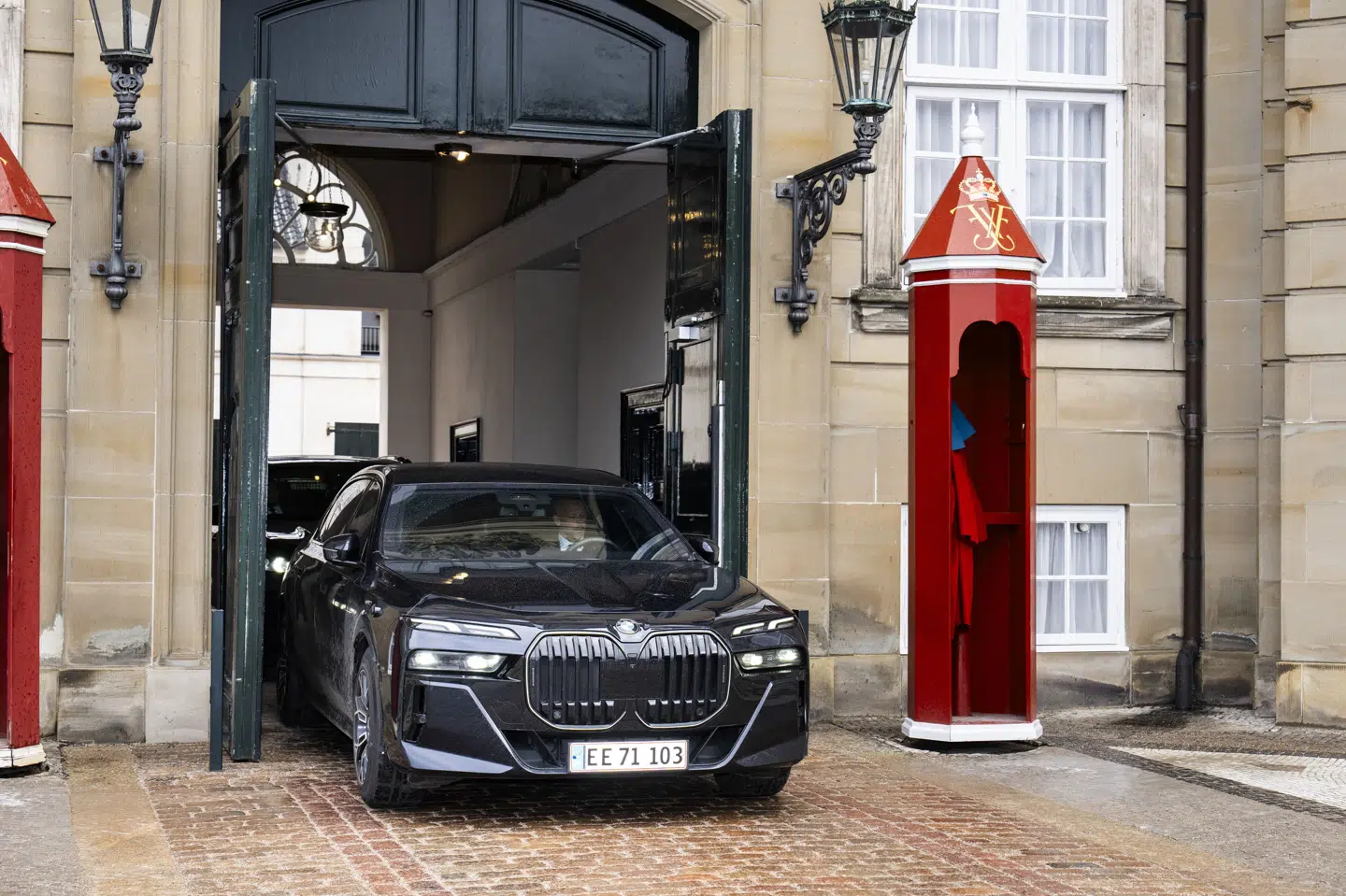 Mette Frederiksen (S), der nu er fungerende statsminister, ses her forlade Amalienborg, efter at hun onsdag formiddag indgav regeringens afskedsbegæring til kong Frederik.