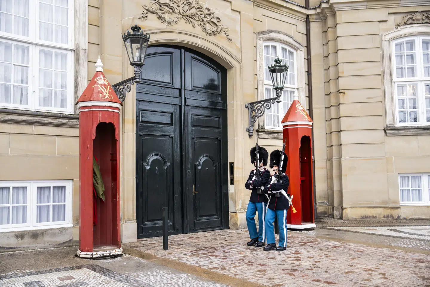 Repræsentanter fra de 12 partier i Folketinget lægger onsdag fra klokken 13 vejen forbi Frederik VIII's palæ på Amalienborg for at sige, hvem de mener, der bør blive kongelig undersøger.