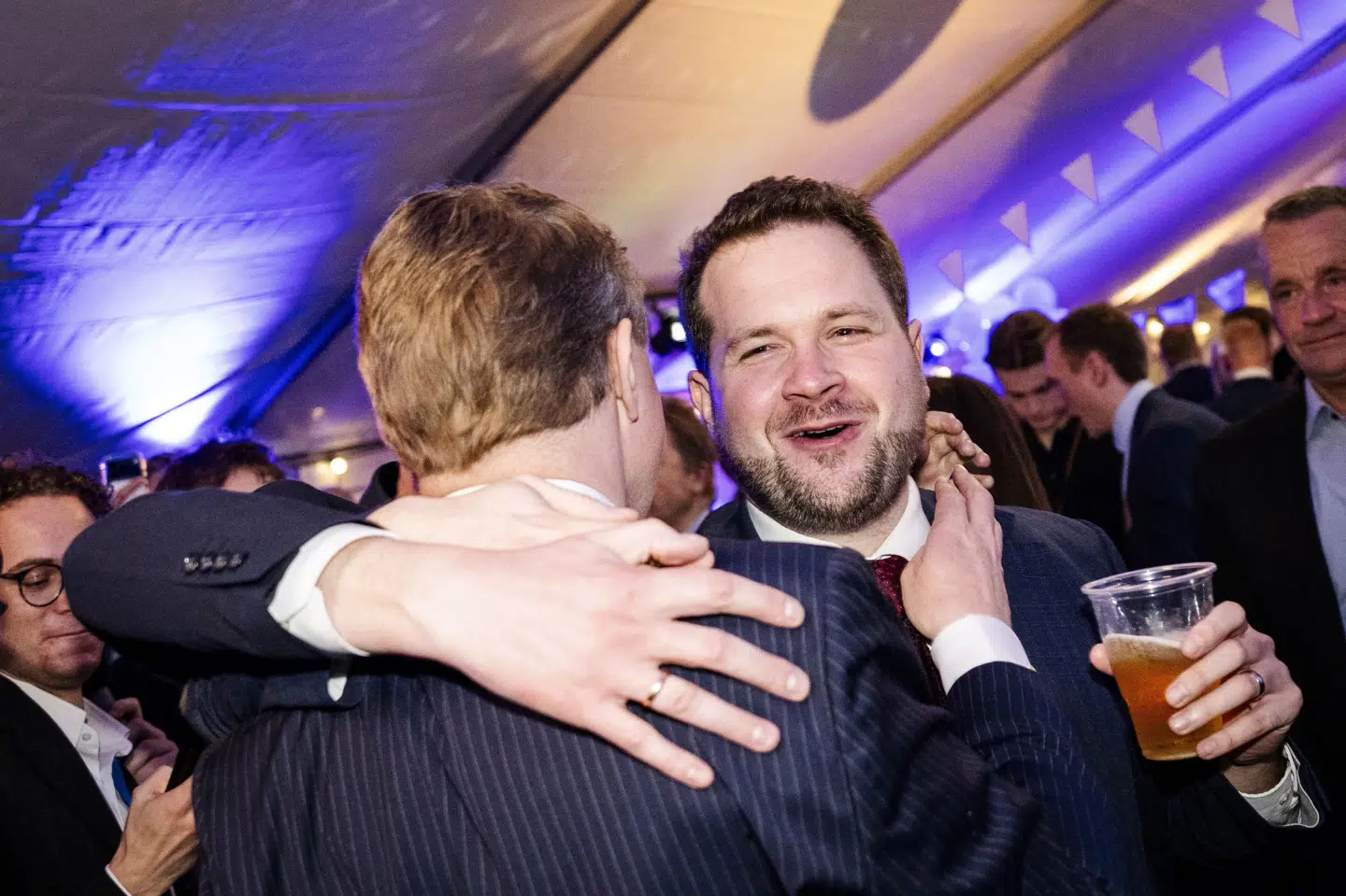 Anders Vistisen fejrer Dansk Folkepartis valgresultat ved partiets valgfest tirsdag aften.