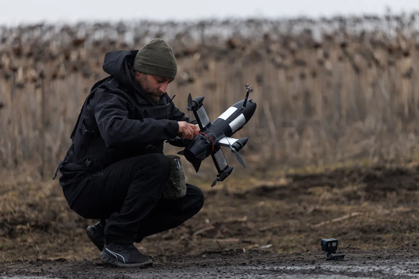 En ukrainsk soldat klargør en drone ved fronten nær byen Kharkiv i Ukraine.