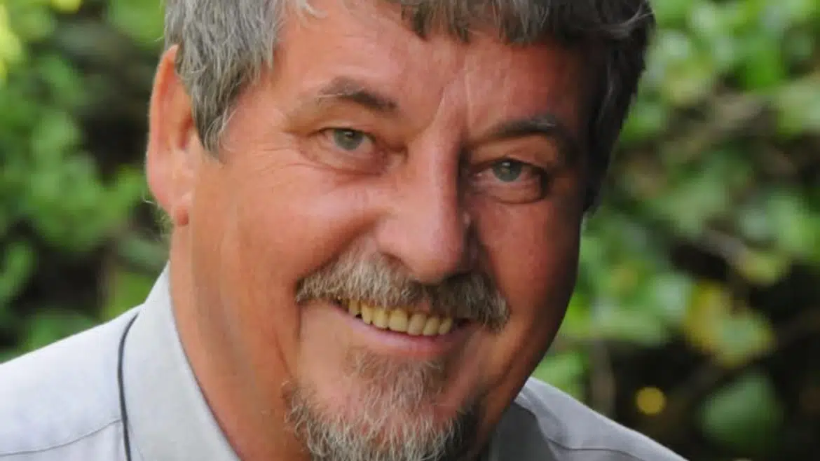 Troels sad i sommerhuset, da han fik opkaldet: Tyve kastede kæmpe sten gennem vinduet