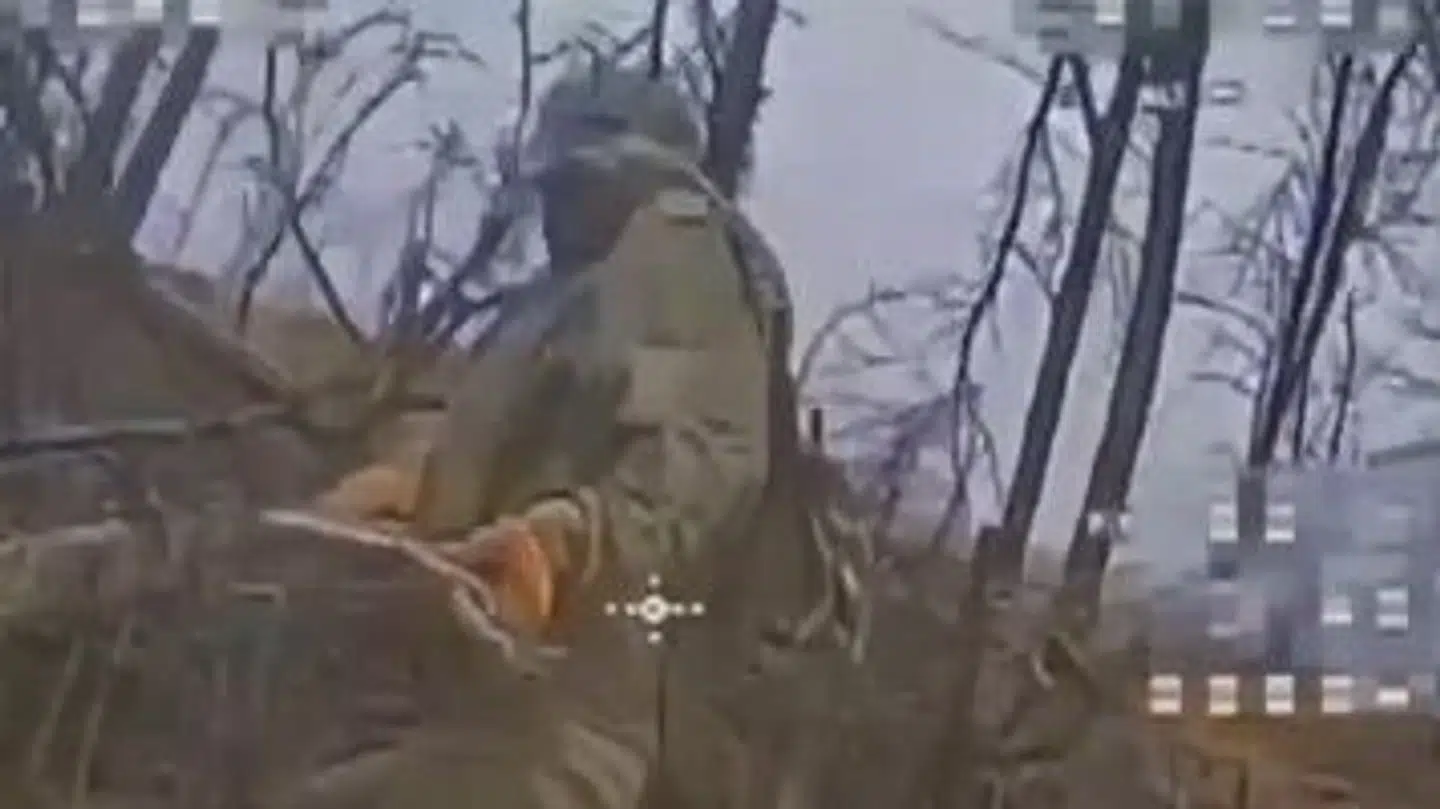 Billedet her viser øjeblikket, inden en russisk infanterist rammes af en drone. Dronerne er afgørende for, at Rusland stort set ikke vinder terræn i Ukraine.