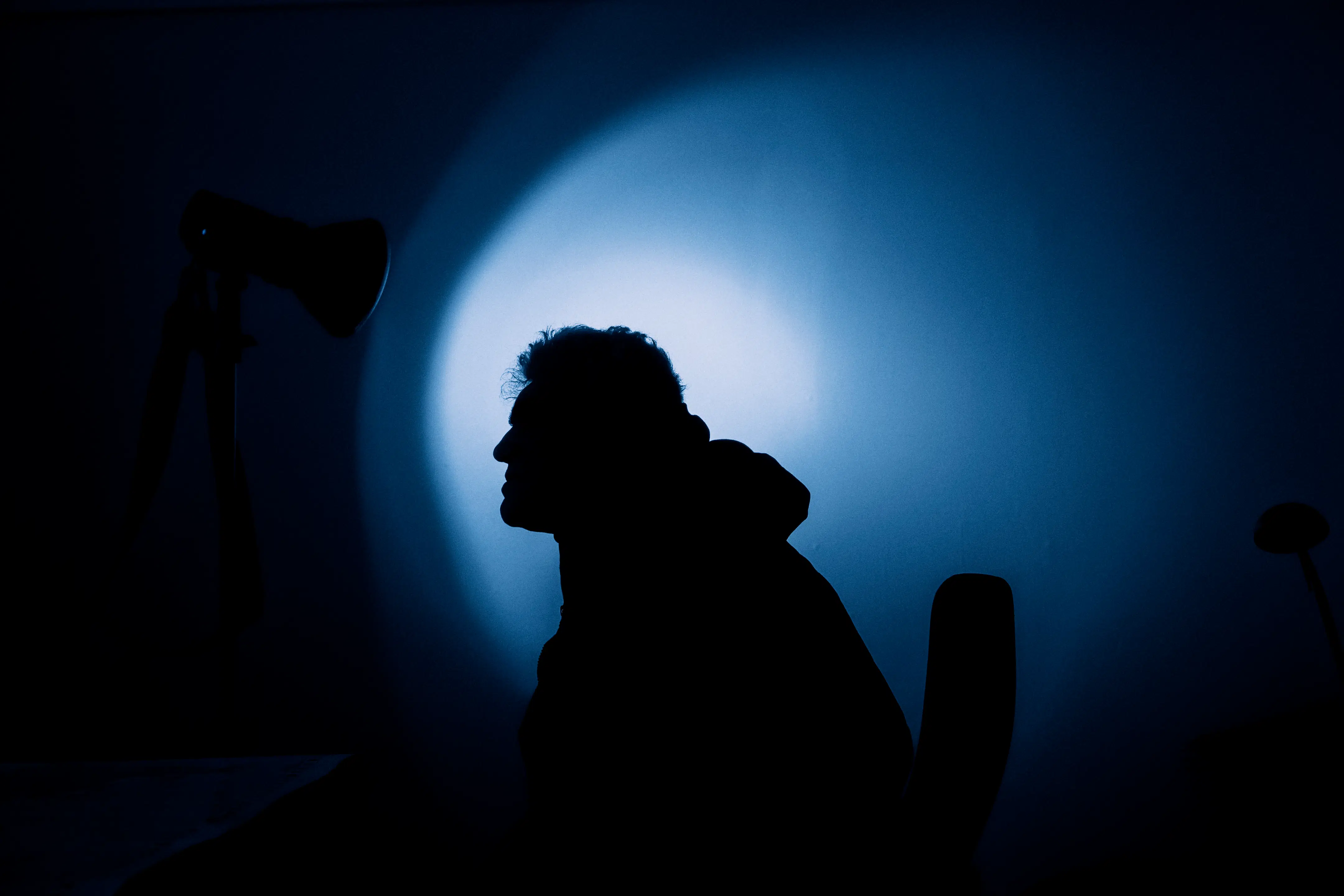 Under lysstofrørene i udkanten af vores byer vokser en usynlig underklasse frem. Mød lagerrumsmennesket