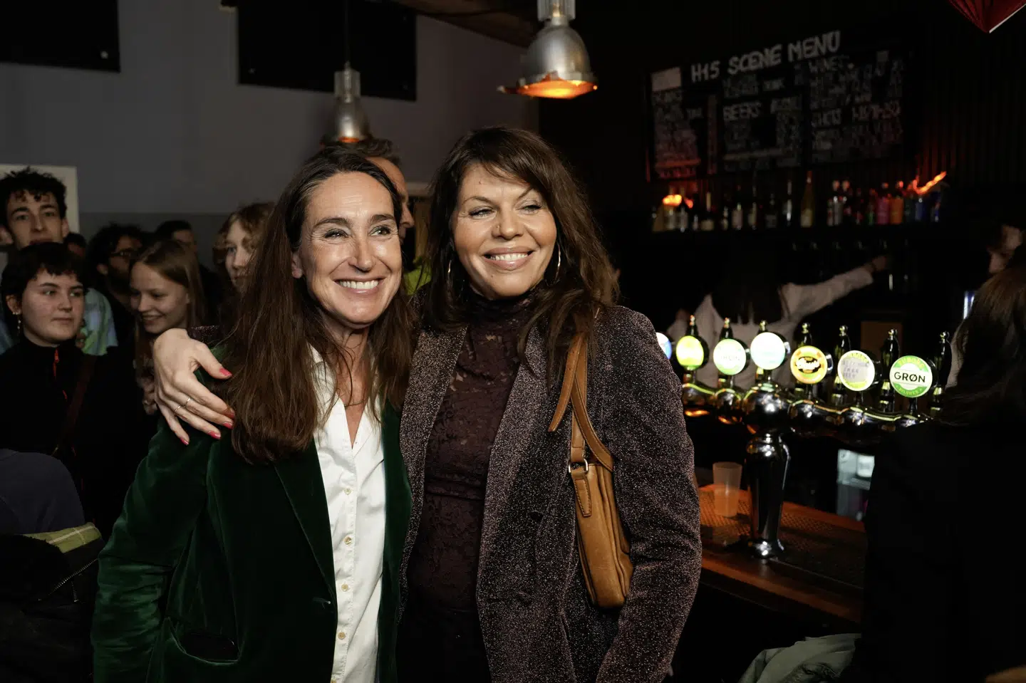 Alternativets politiske leder, Franciska Rosenkilde, står med armen om Signe Wenneberg ved partiets valgfest i Kødbyen i København tirsdag aften. Wenneberg har som spidskandidat fået partiets mandat i storkredsen Københavns Omegn. (Arkivfoto).