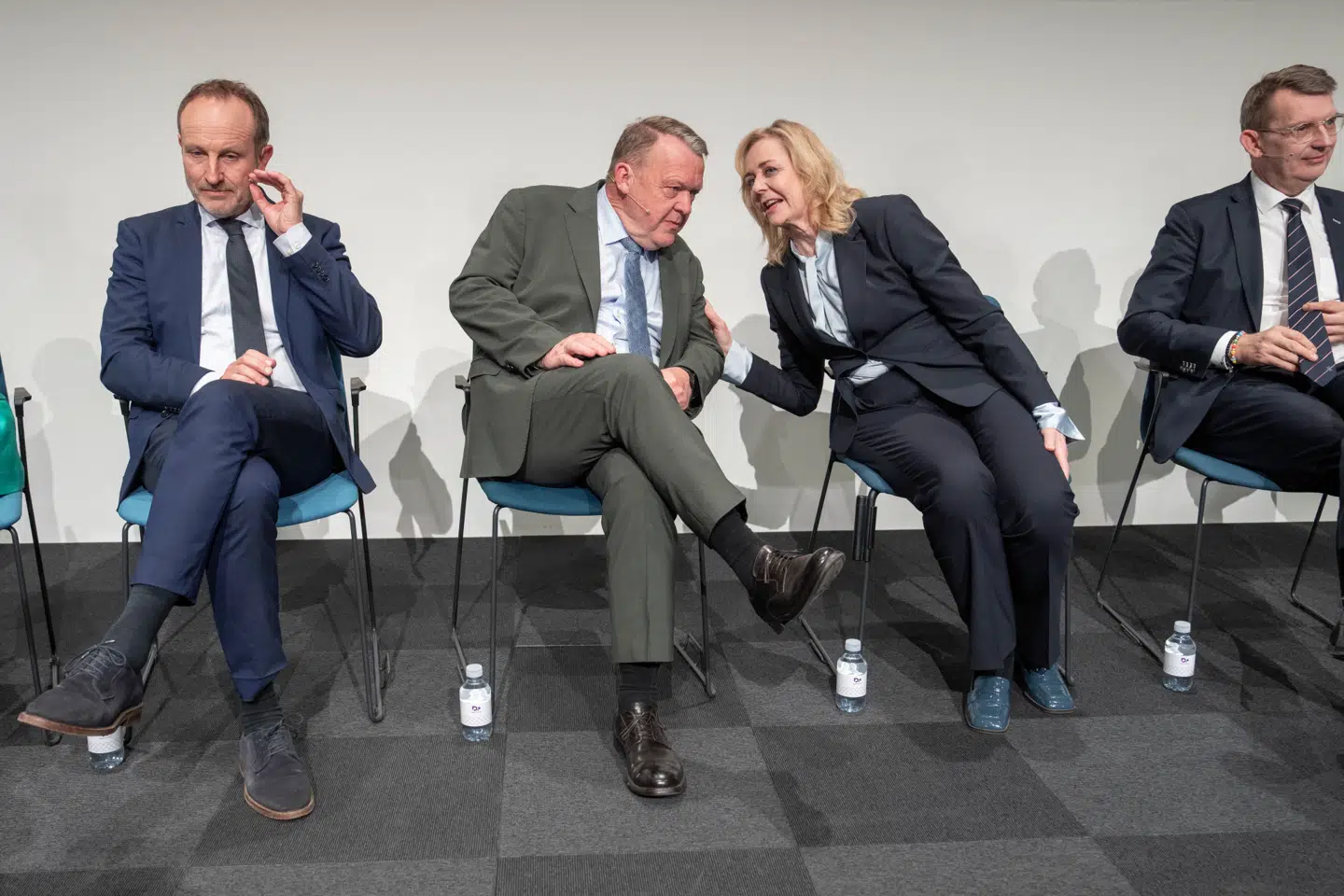 Partilederne plejer at afslutte valgdagen med en tv-debat, men den blev aflyst på forhånd. Onsdag morgen mødtes partilederne derfor første gang efter valget.