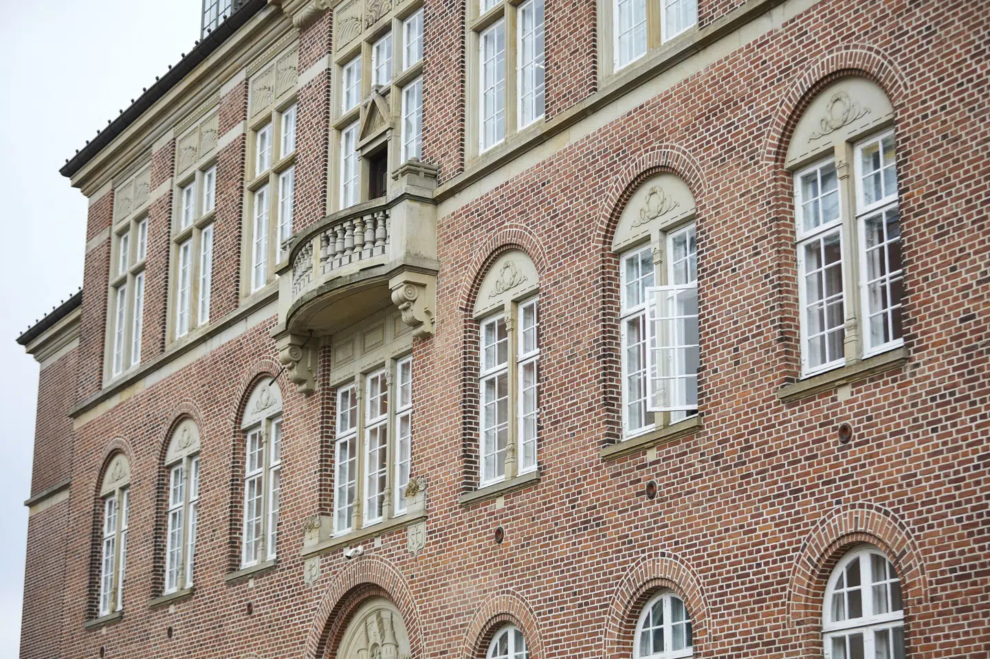 Et nævningeting i Retten i Aarhus har onsdag dømt en mand for blandt andet to farlige brande. Den tiltalte anbringes på ubestemt tid på en psykiatrisk afdeling. (Arkivfoto).