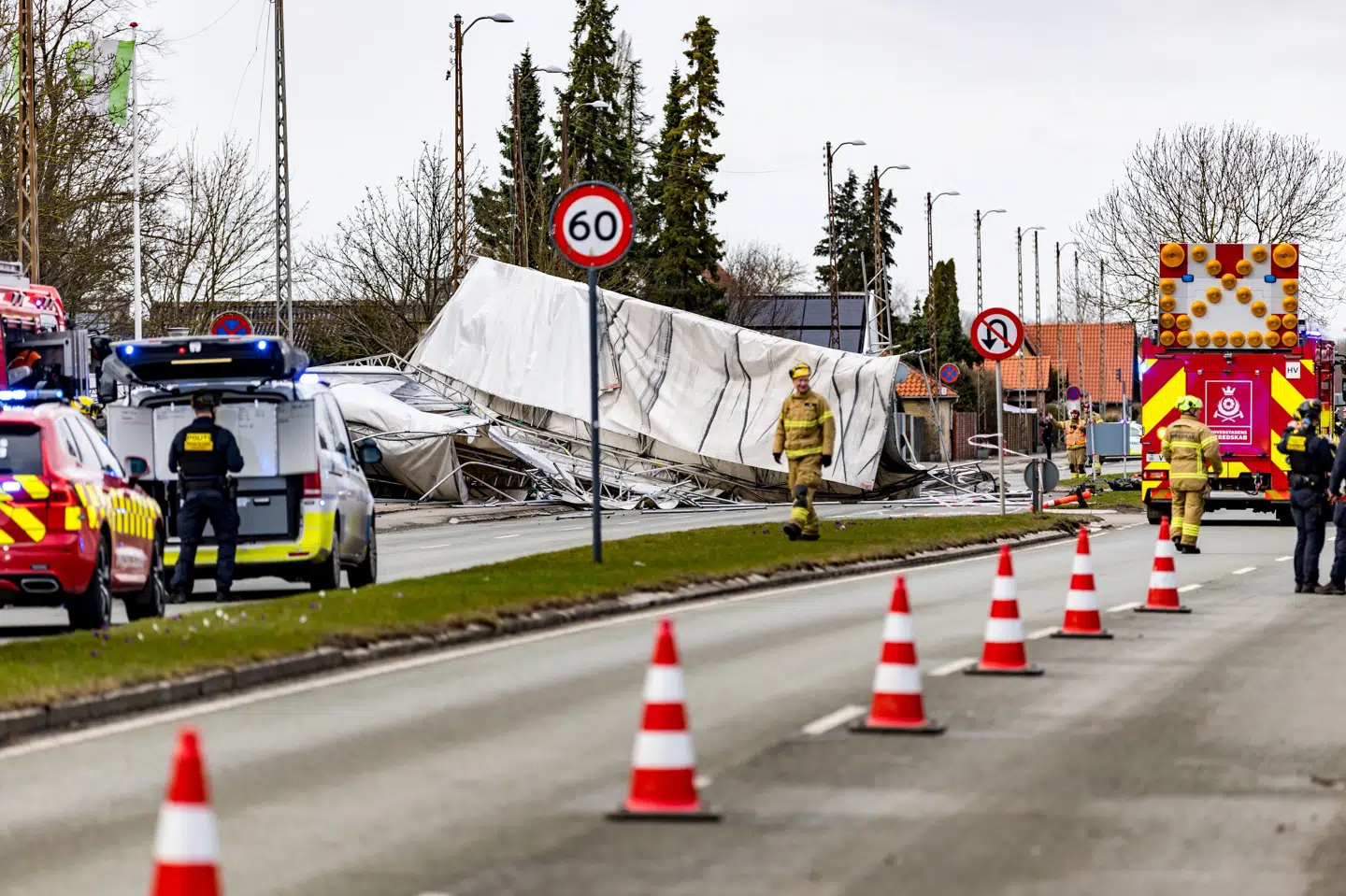 Politiet og beredskabet er onsdag eftermiddag til stede på Tårnvej i Rødovre, efter at et større stillads er væltet.