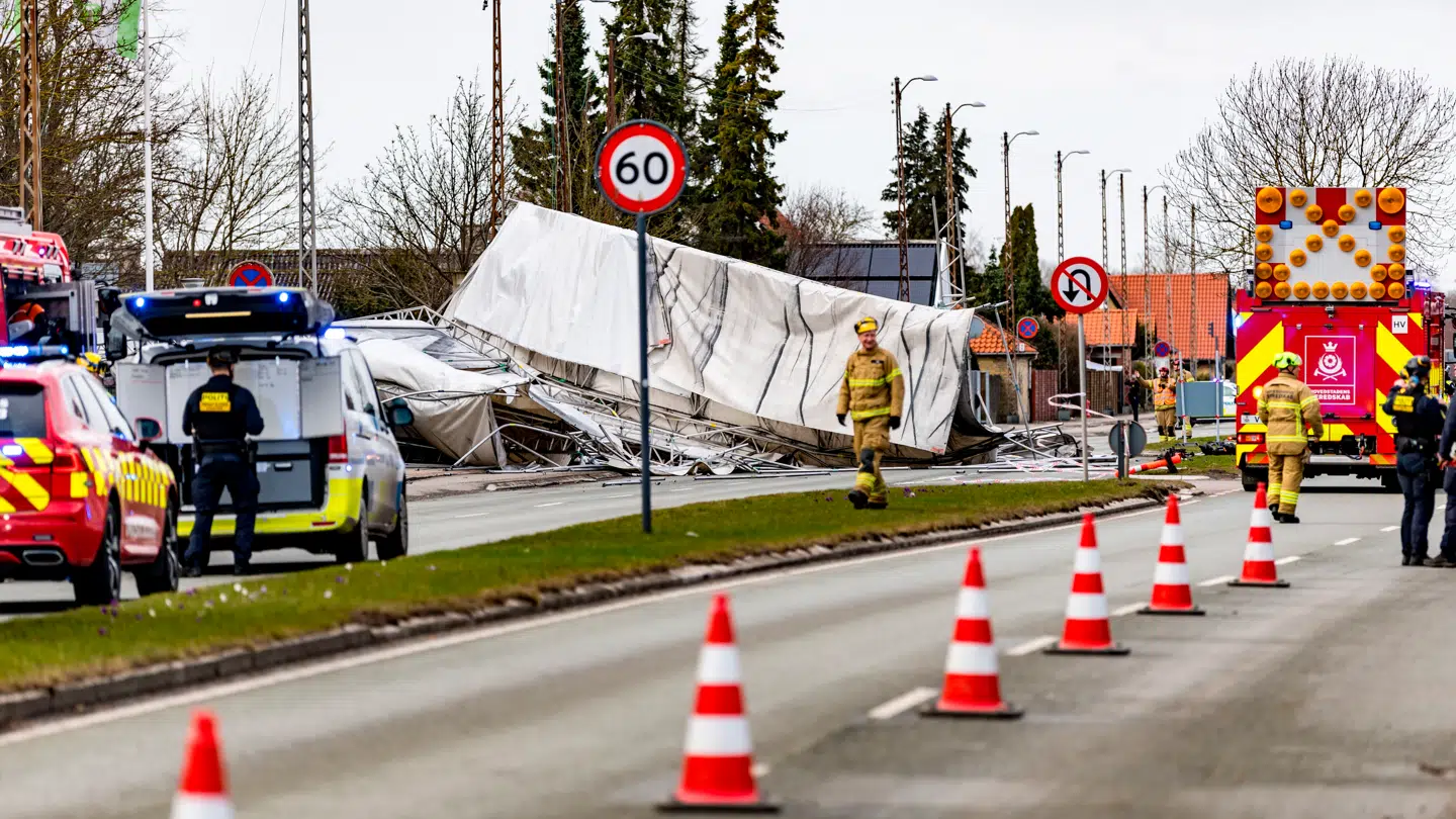 Politi og redningsfolk arbejder ved væltet stillads på Tårnvej i Rødovre torsdag den 25. marts 2026. Tårnvej i Rødovre er onsdag eftermiddag spærret i begge retninger, efter at et stillads er væltet. Det skriver Københavns Vestegns Politi på meddelelsestjenesten Politi Update.
