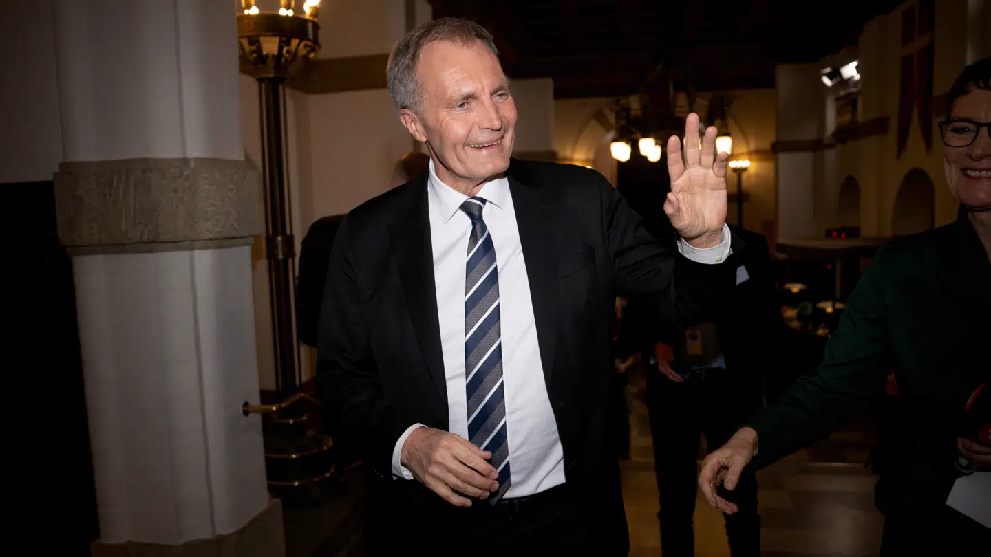 Peter Skaarup (DD) ankommer til Danmarksdemokraternes valgfest.