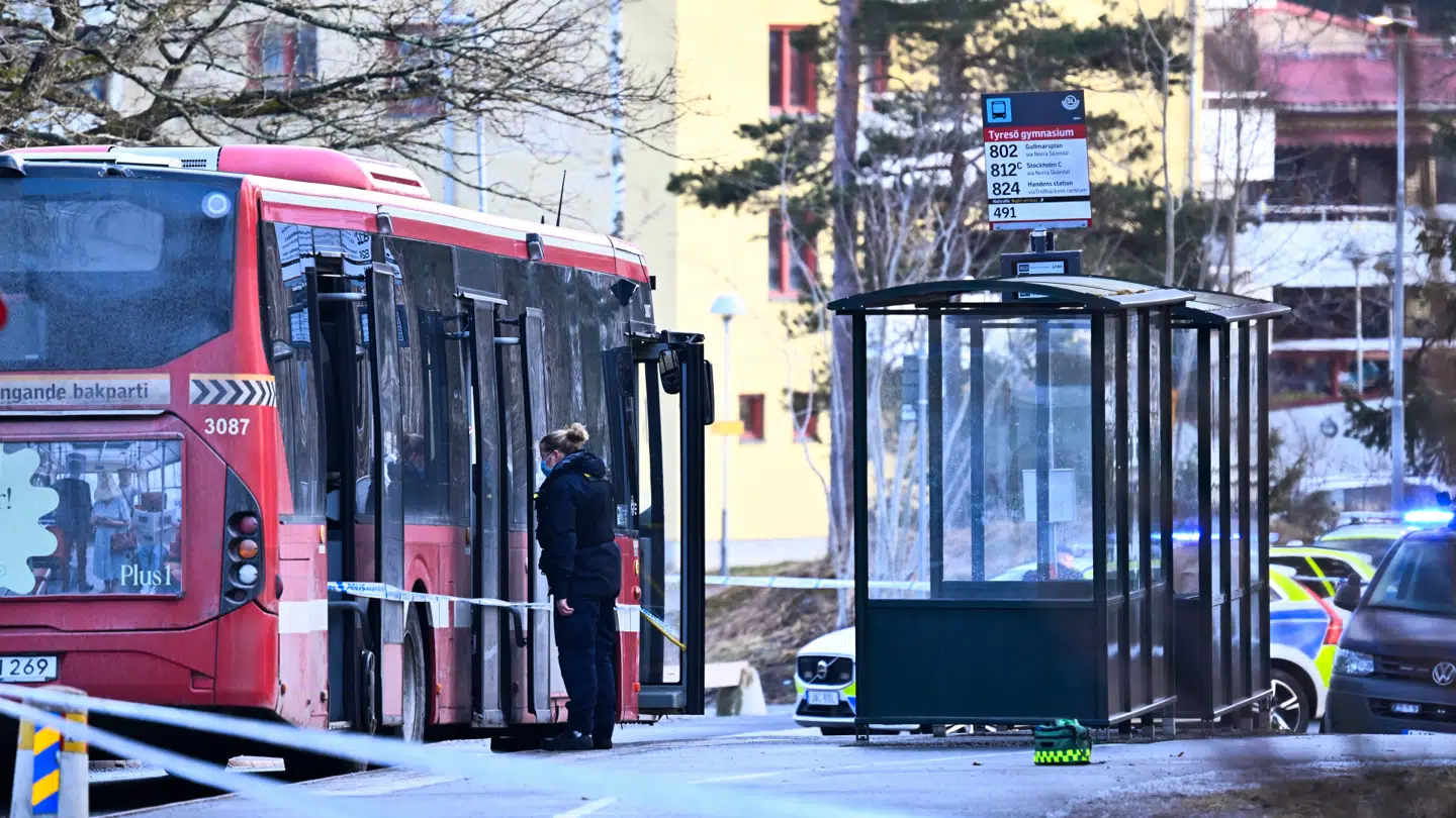 Politiet er til stede ved bussen.
