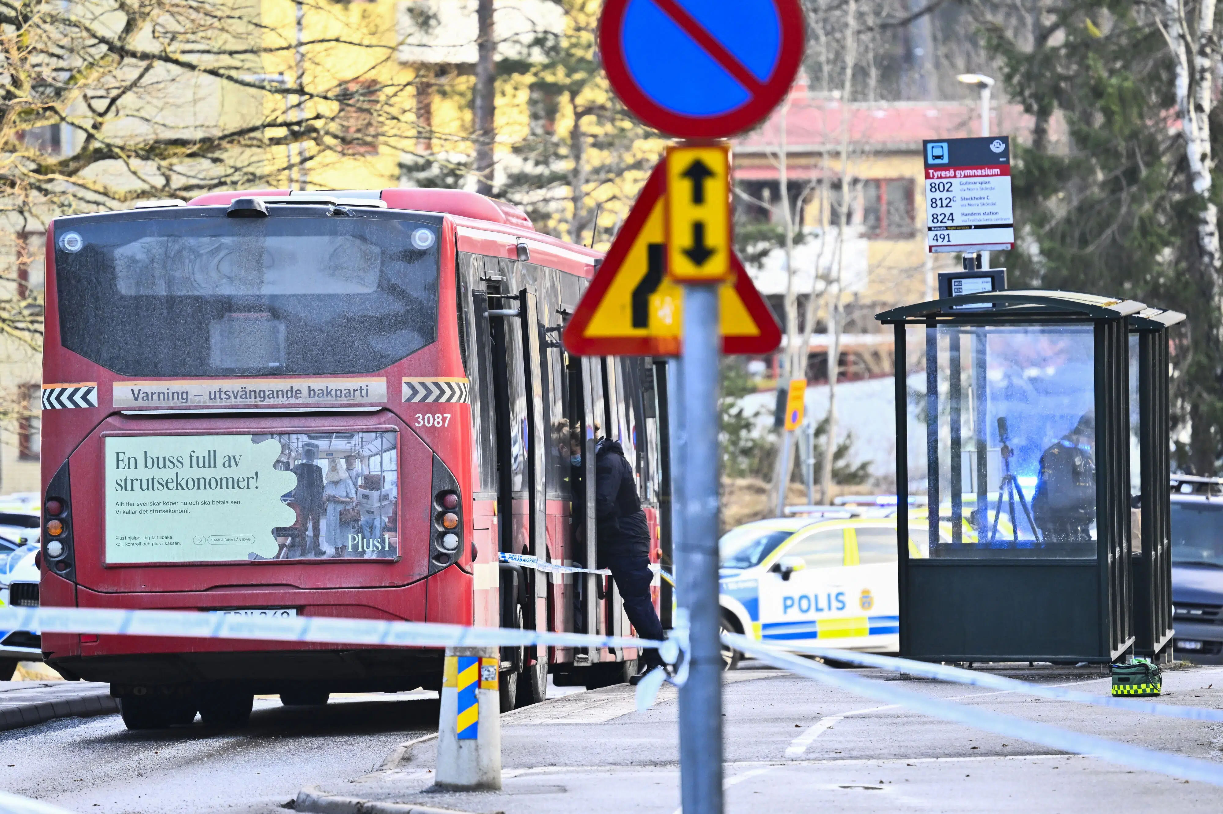 Person skudt på bus nær Stockholm - gerningsmand løb væk