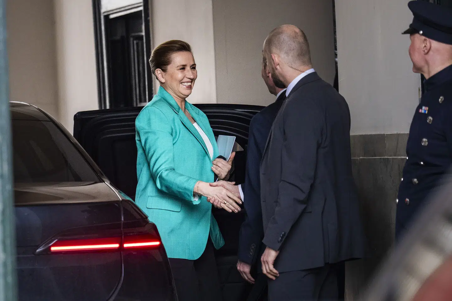 Fungerende statsminister Mette Frederiksen (S) var onsdag omkring Amalienborg for at orientere om valgresultatet efter folketingsvalget 2026. Her indleverede hun sin afskedsbegæring. Hun er derfor afgående, men fungerende statsminister.