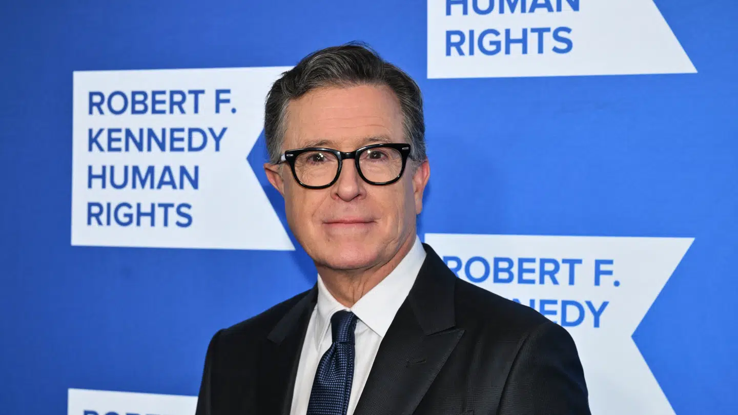 Tv-værten Stephen Colbert skal skrive den kommende filmatisering af 'Ringenes Herre'.