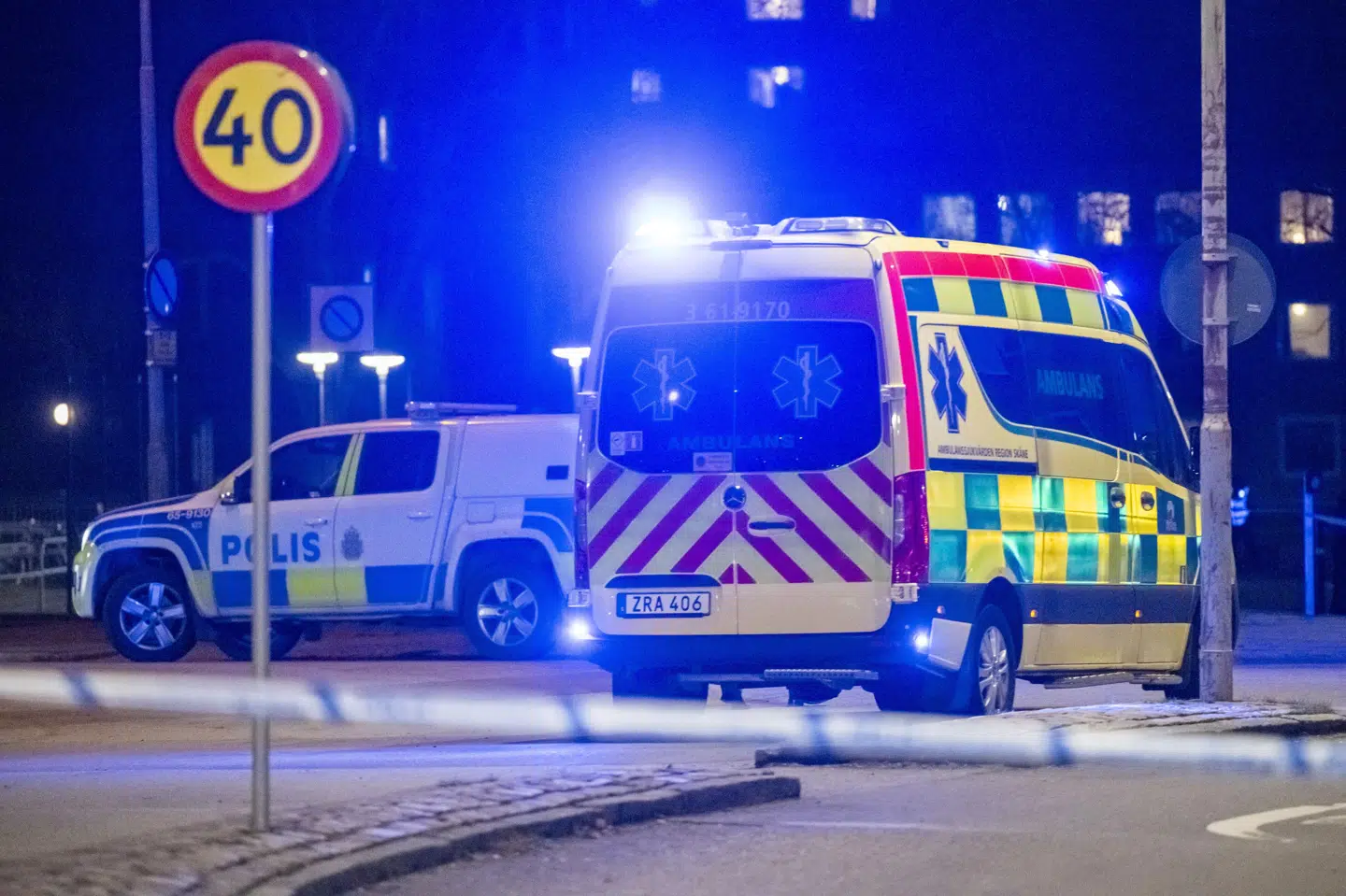 Politi har spærret af i bydelen Rosengård i Malmø, efter at en dreng er blevet skudt.