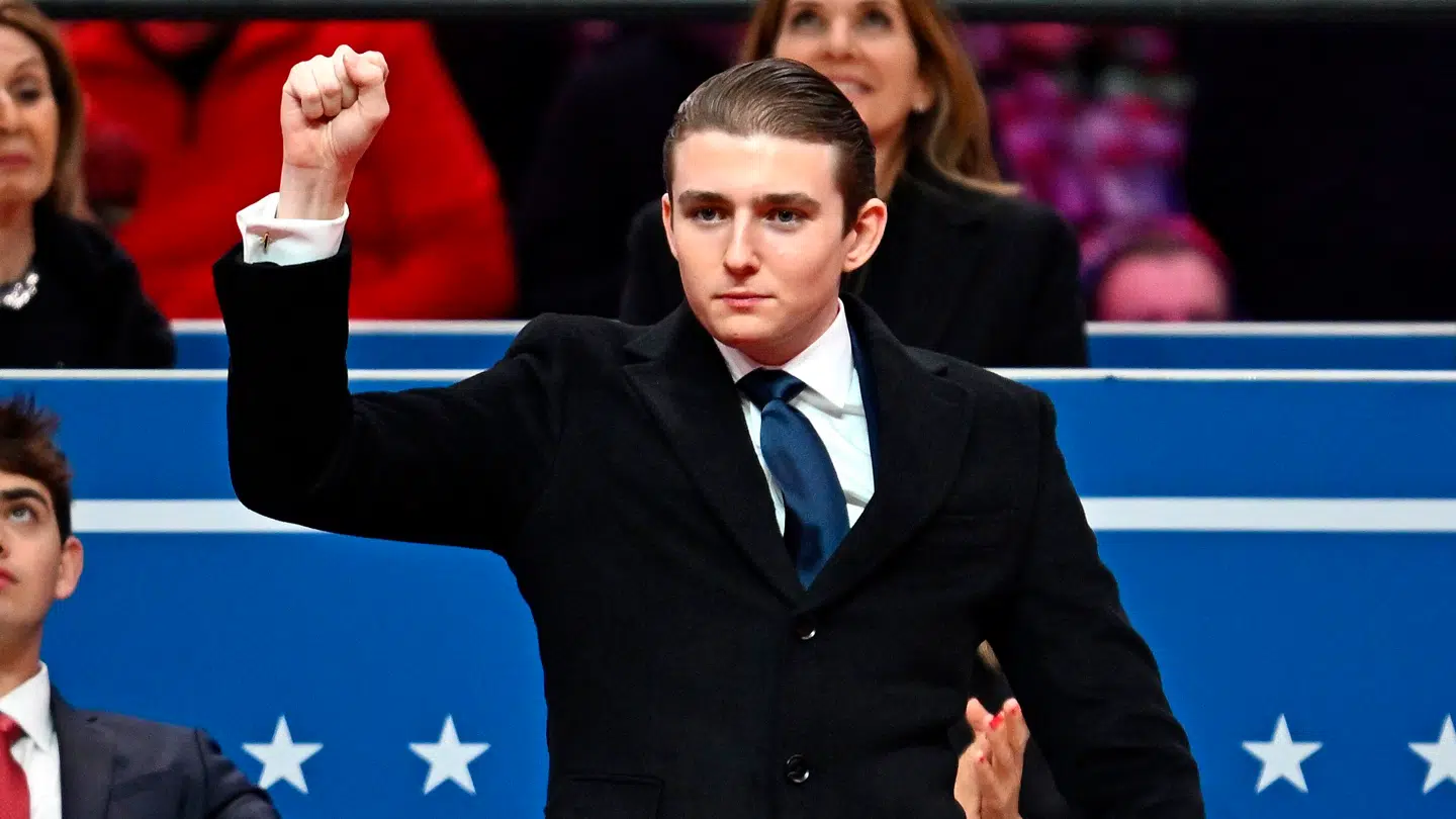 Barron Trump fotograferet ved sin fars indsættelse sidste år.