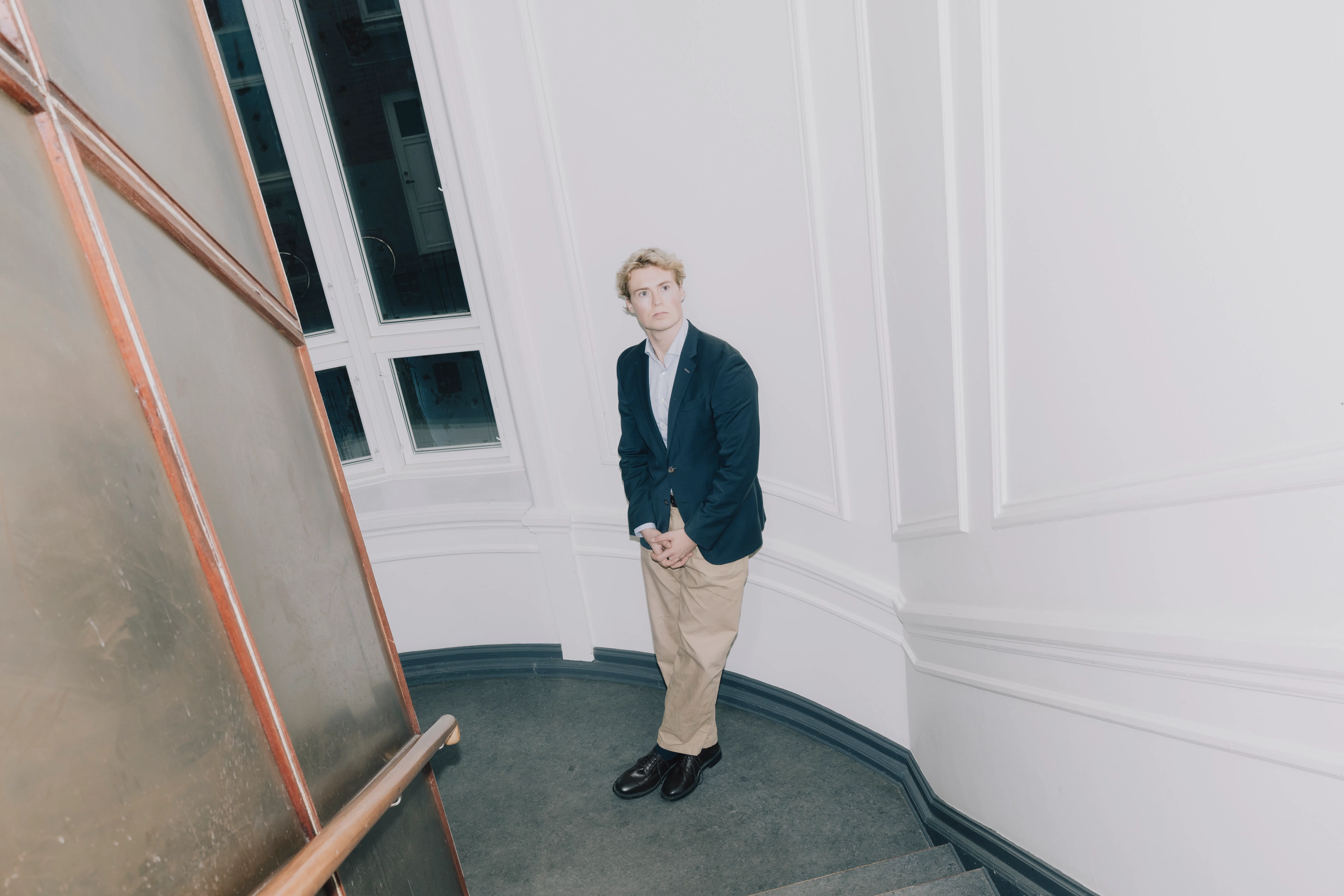 Han satte ild til internettet med sine udtalelser om kvinder og blev klogere, siger han. Nu stormer Mads Strange ind i Folketinget