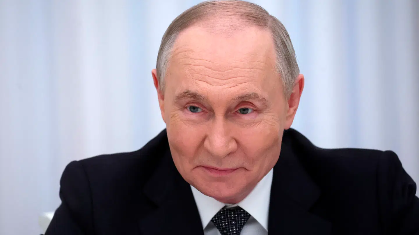 Ruslands præsident, Vladimir Putin, tjener styrtende på krigen i Mellemøsten.